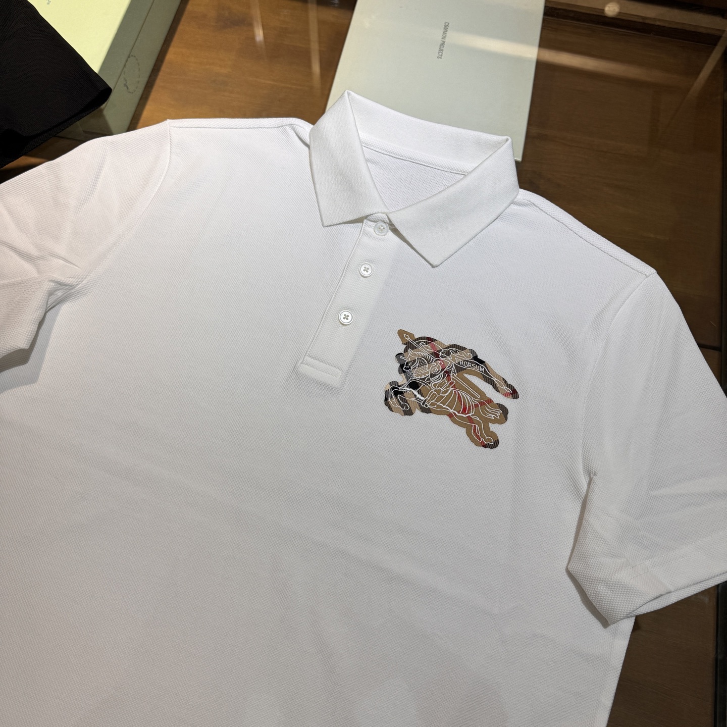 上新，BBR珠地面料翻领Polo衫。面料质感很好舒适亲肤。颜色:黑，白色。尺码:S-M-L-XL-XXL