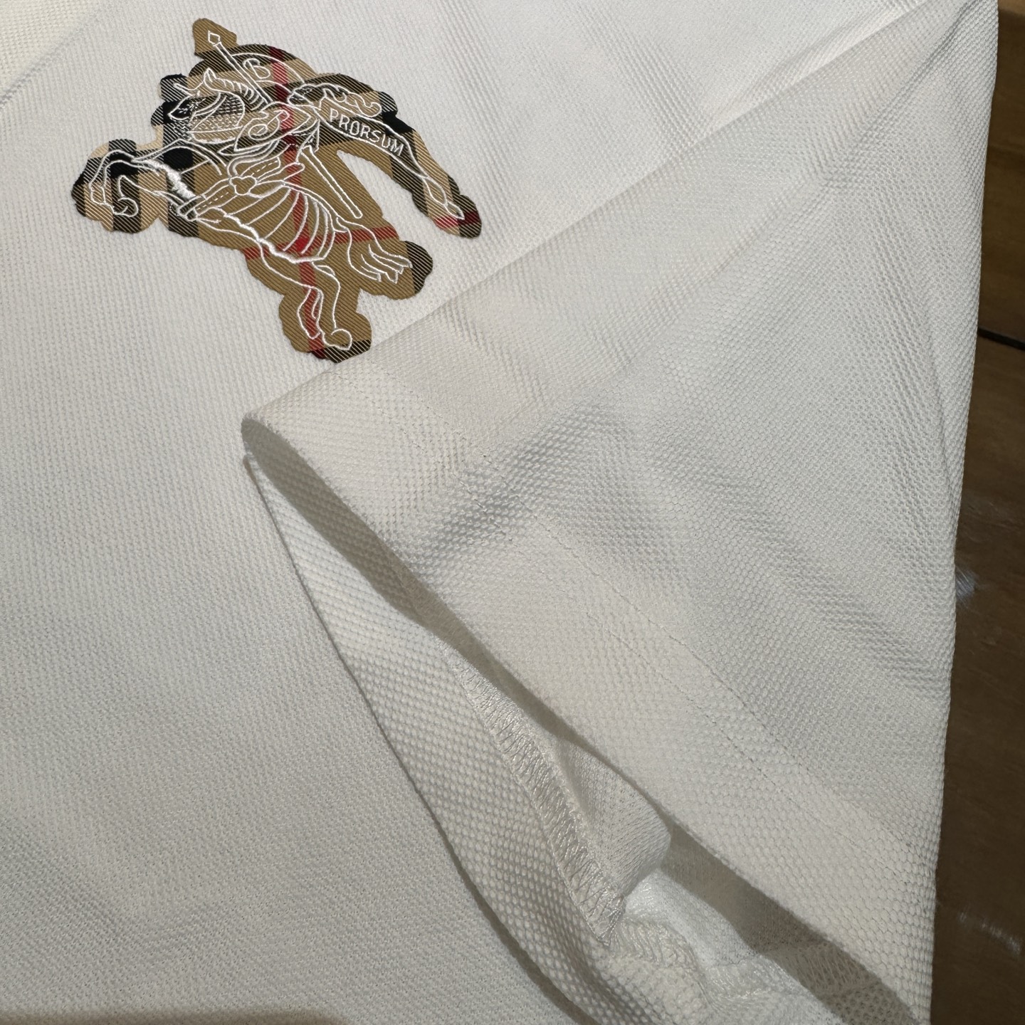 上新，BBR珠地面料翻领Polo衫。面料质感很好舒适亲肤。颜色:黑，白色。尺码:S-M-L-XL-XXL