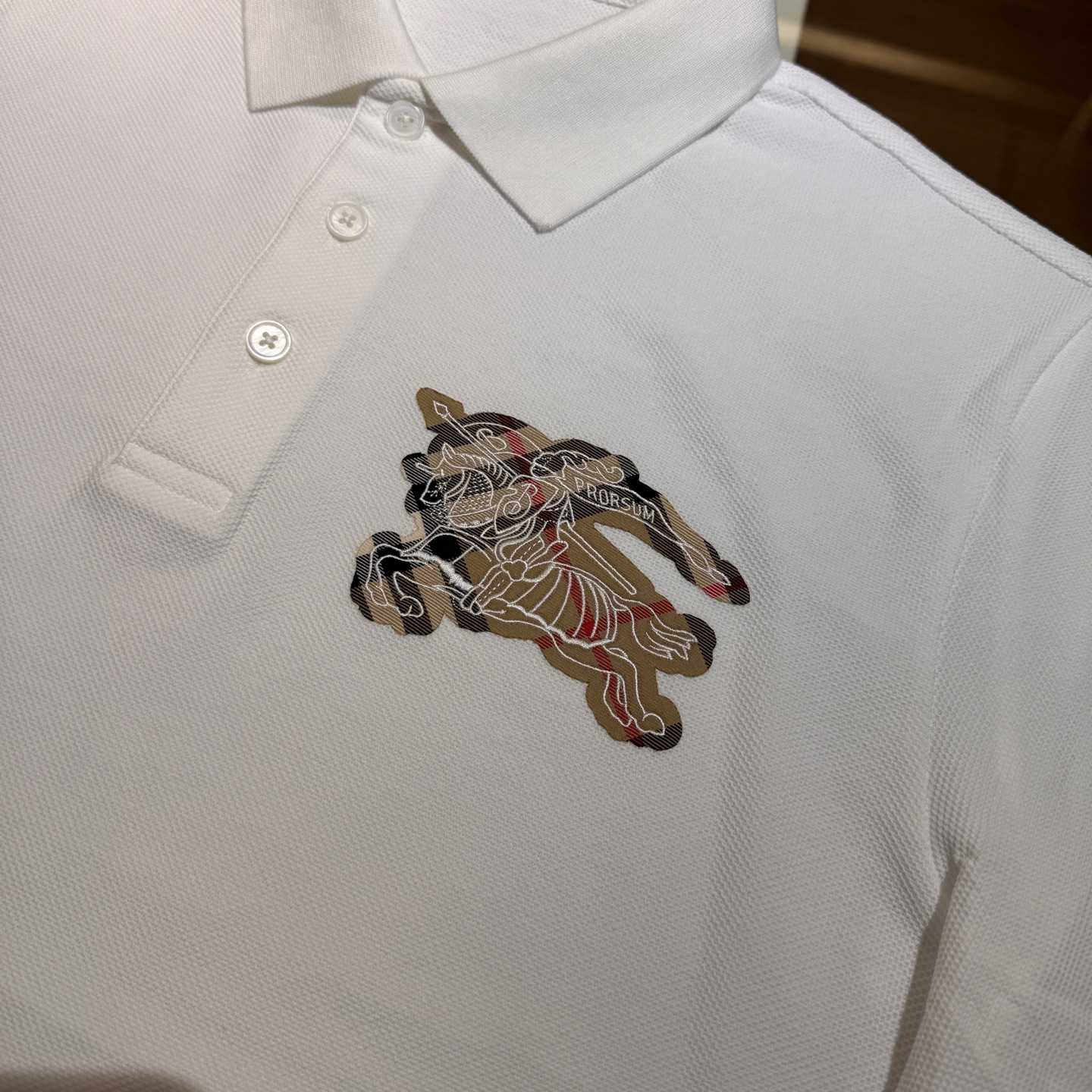 上新，BBR珠地面料翻领Polo衫。面料质感很好舒适亲肤。颜色:黑，白色。尺码:S-M-L-XL-XXL
