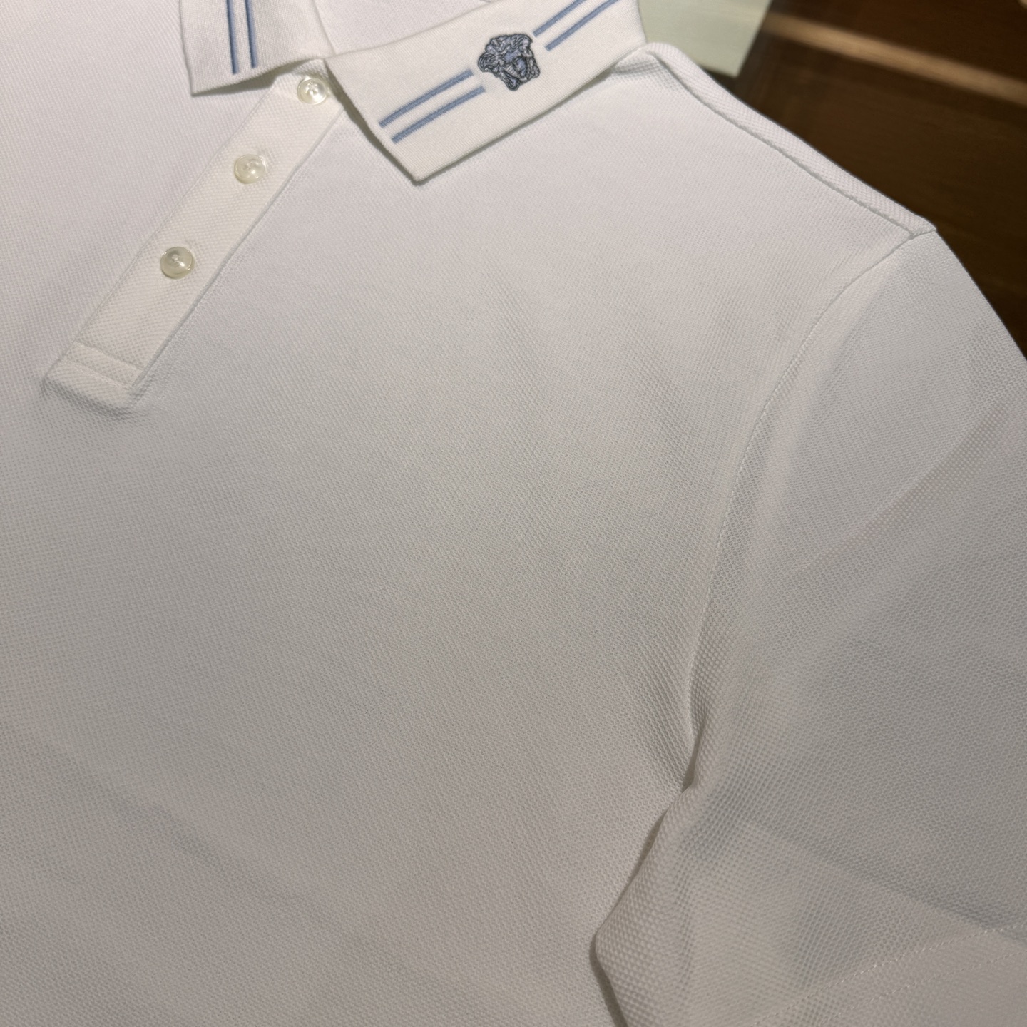 上新，VS范C哲珠地面料翻领Polo衫。面料质感很好舒适亲肤。颜色:黑，白色。尺码:S-M-L-XL-X