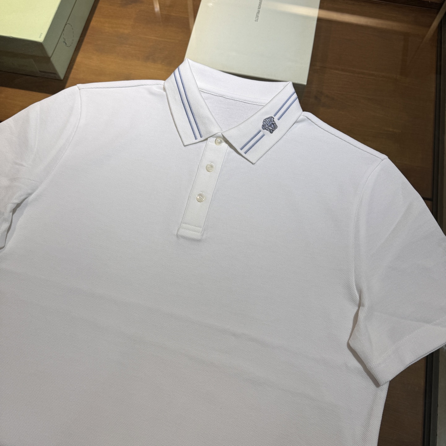 上新，VS范C哲珠地面料翻领Polo衫。面料质感很好舒适亲肤。颜色:黑，白色。尺码:S-M-L-XL-X