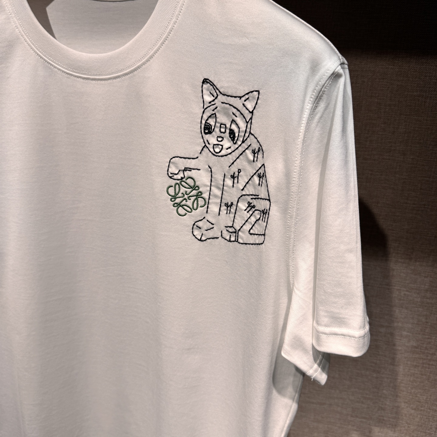 上新，L#ewe刺绣细节全棉T恤。面料质感很好舒适亲肤。颜色:黑，白色。尺码:S-M-L-XL-XXL。