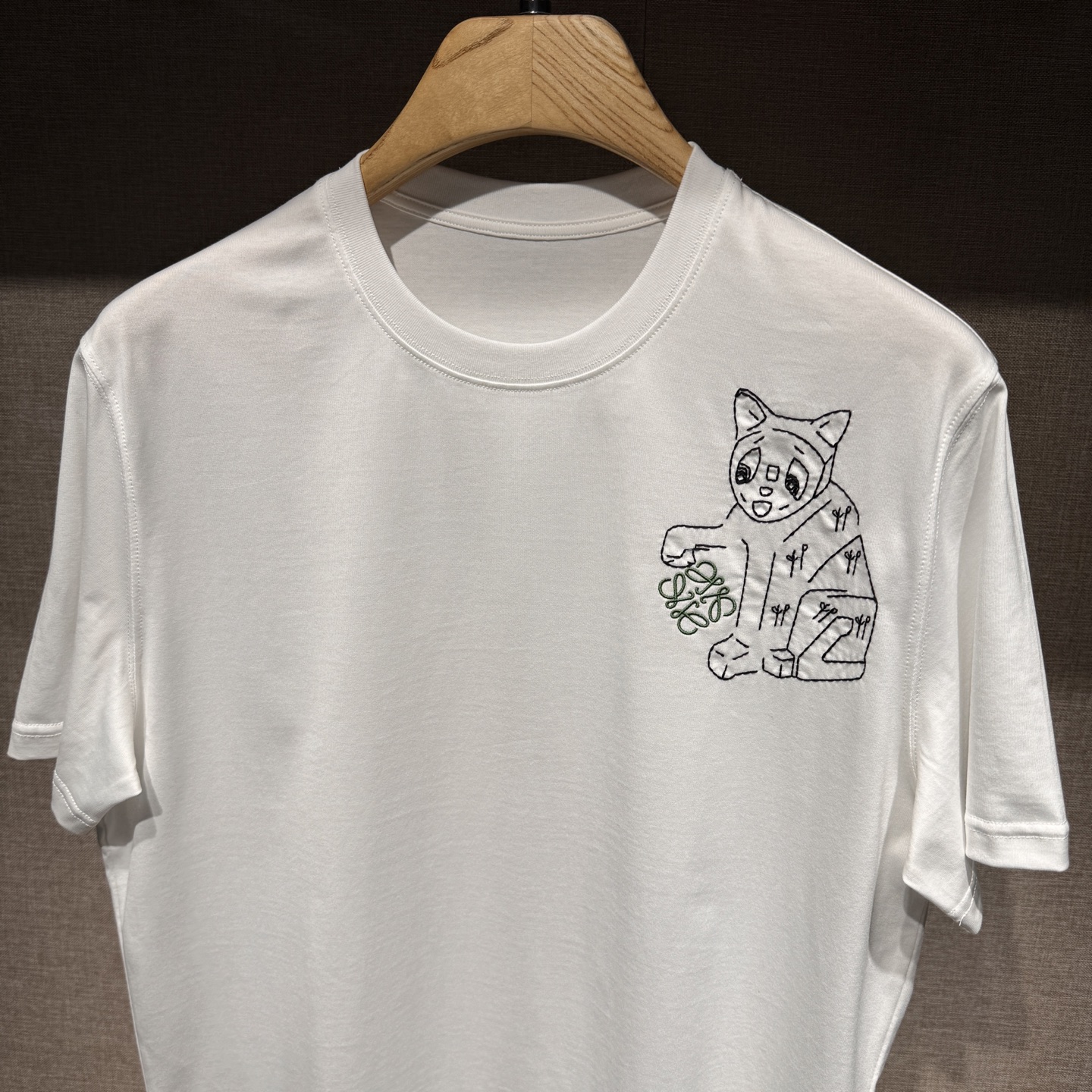 上新，L#ewe刺绣细节全棉T恤。面料质感很好舒适亲肤。颜色:黑，白色。尺码:S-M-L-XL-XXL。