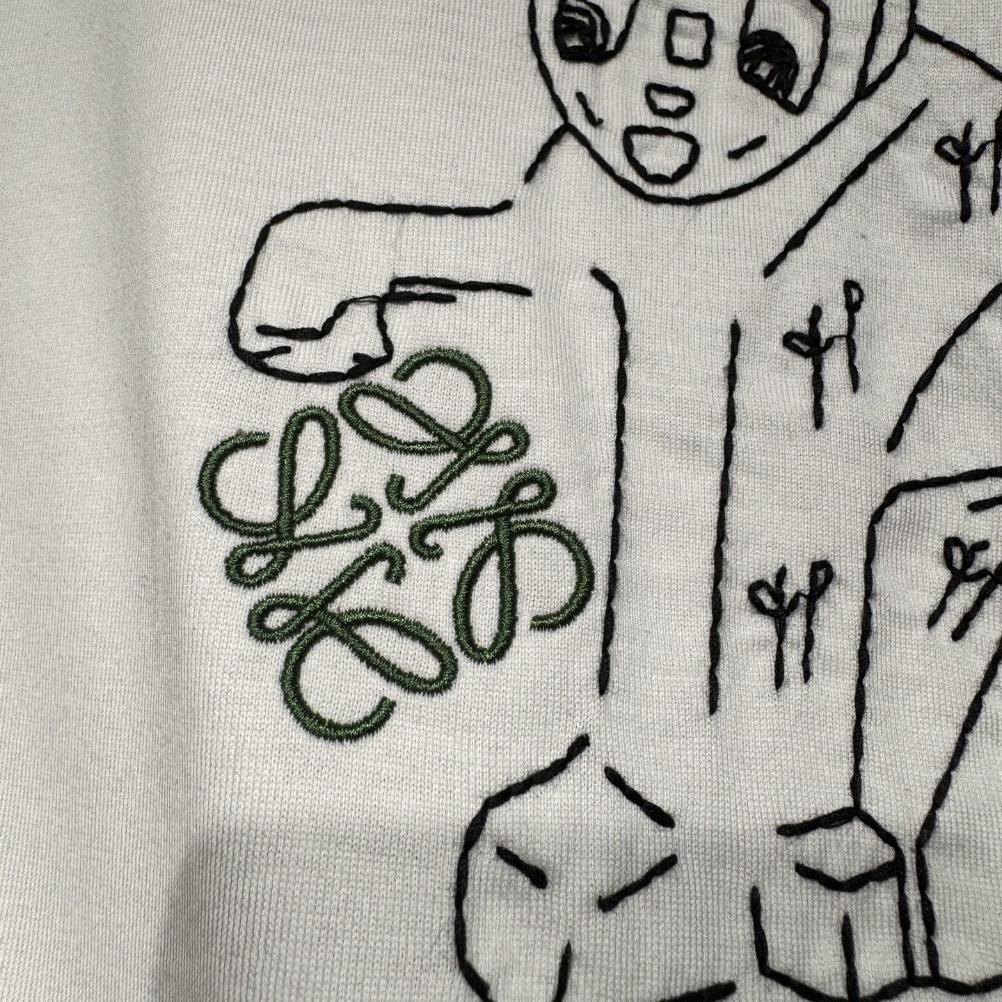 上新，L#ewe刺绣细节全棉T恤。面料质感很好舒适亲肤。颜色:黑，白色。尺码:S-M-L-XL-XXL。