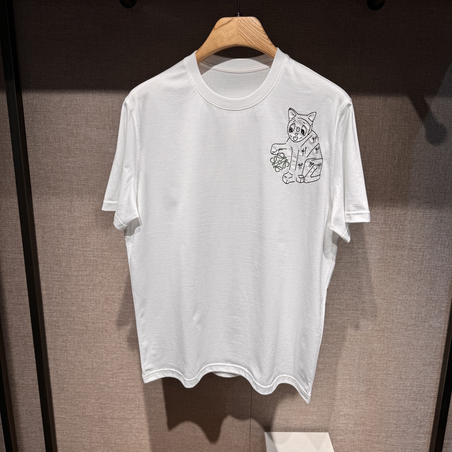 上新，L#ewe刺绣细节全棉T恤。面料质感很好舒适亲肤。颜色:黑，白色。尺码:S-M-L-XL-XXL。