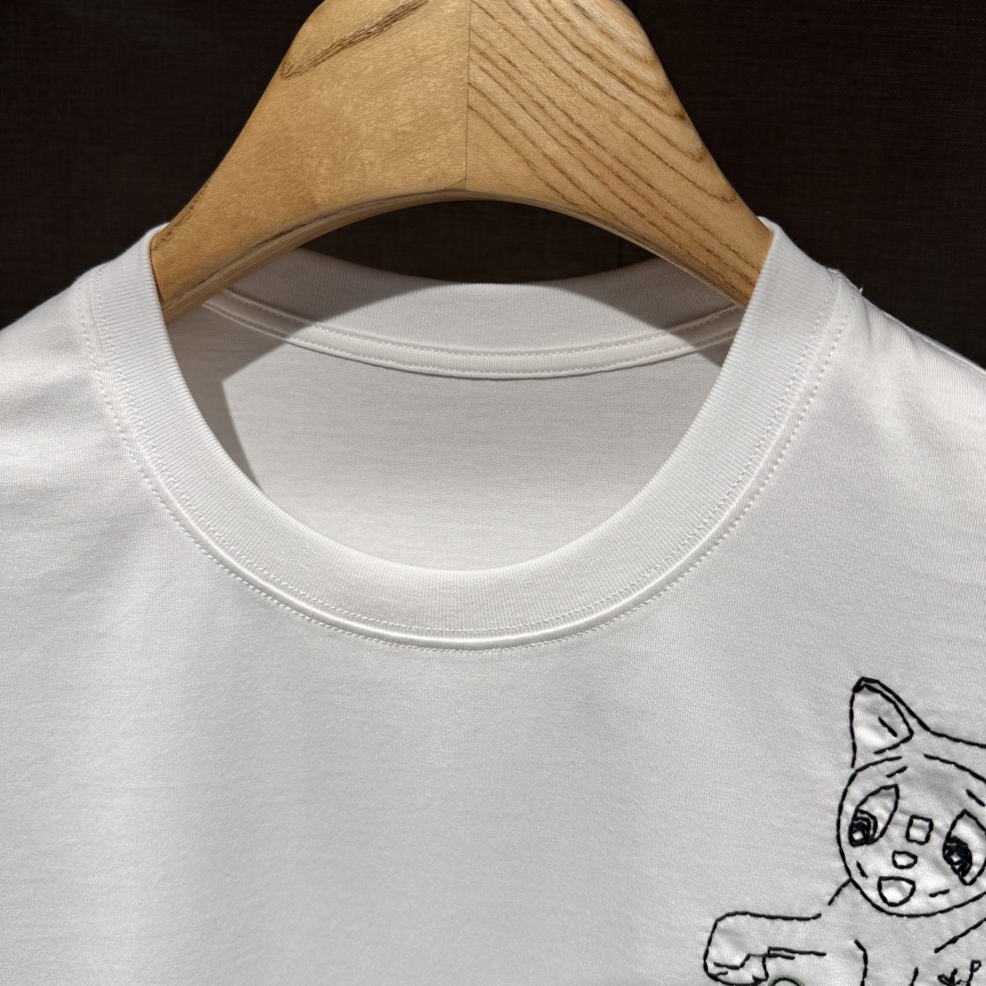 上新，L#ewe刺绣细节全棉T恤。面料质感很好舒适亲肤。颜色:黑，白色。尺码:S-M-L-XL-XXL。