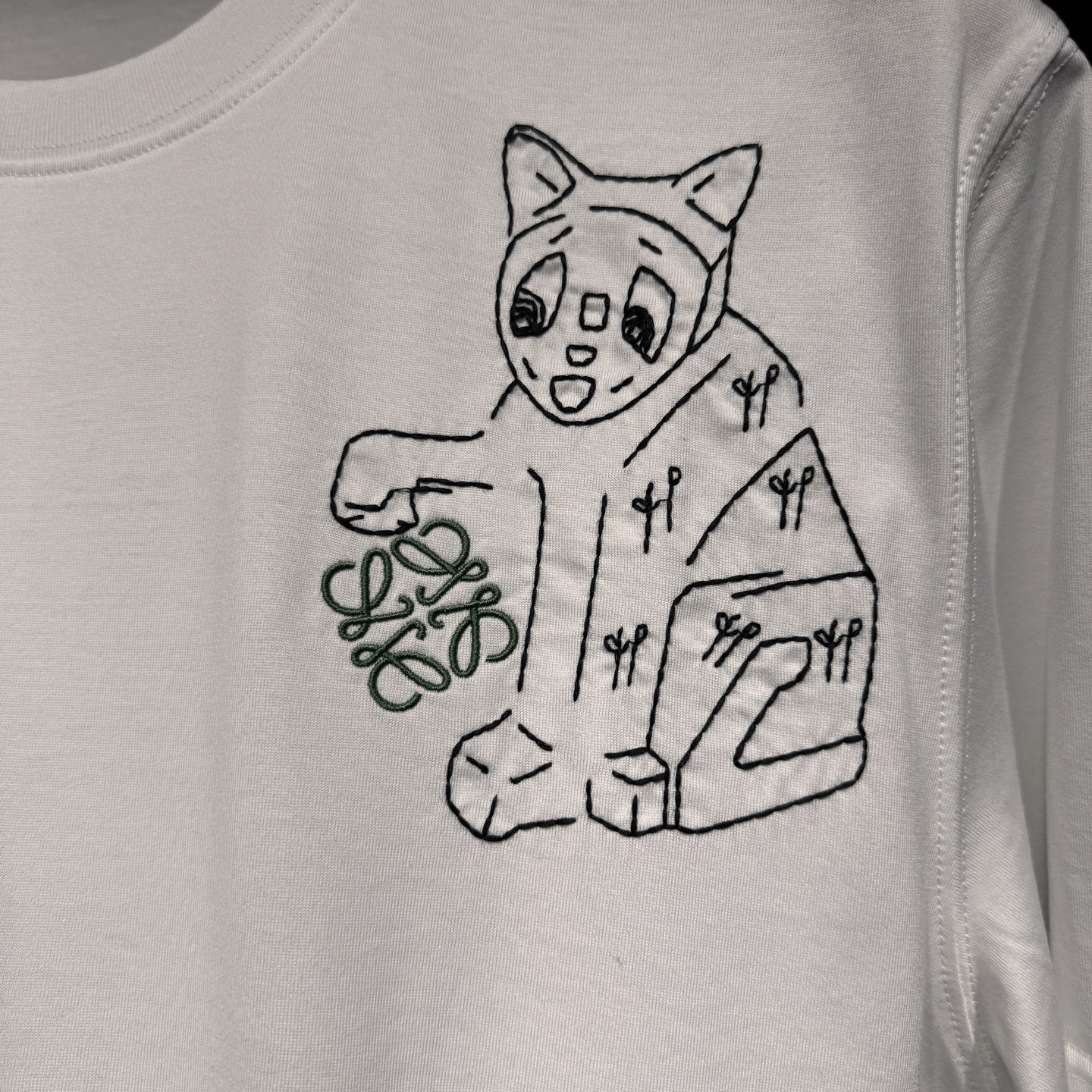 上新，L#ewe刺绣细节全棉T恤。面料质感很好舒适亲肤。颜色:黑，白色。尺码:S-M-L-XL-XXL。