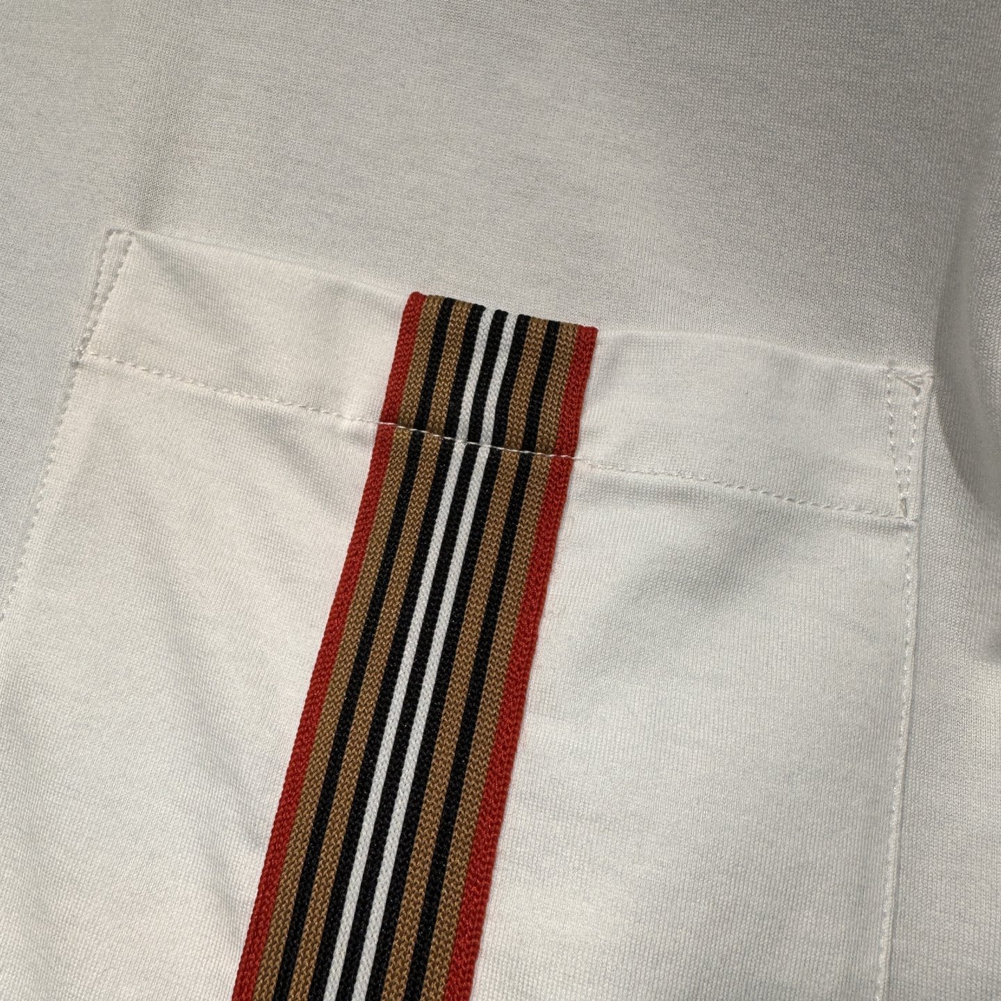 上新，BBR口袋织带细节全棉T恤。面料质感很好舒适亲肤。颜色:黑，白色。尺码:S-M-L-XL-XXL。