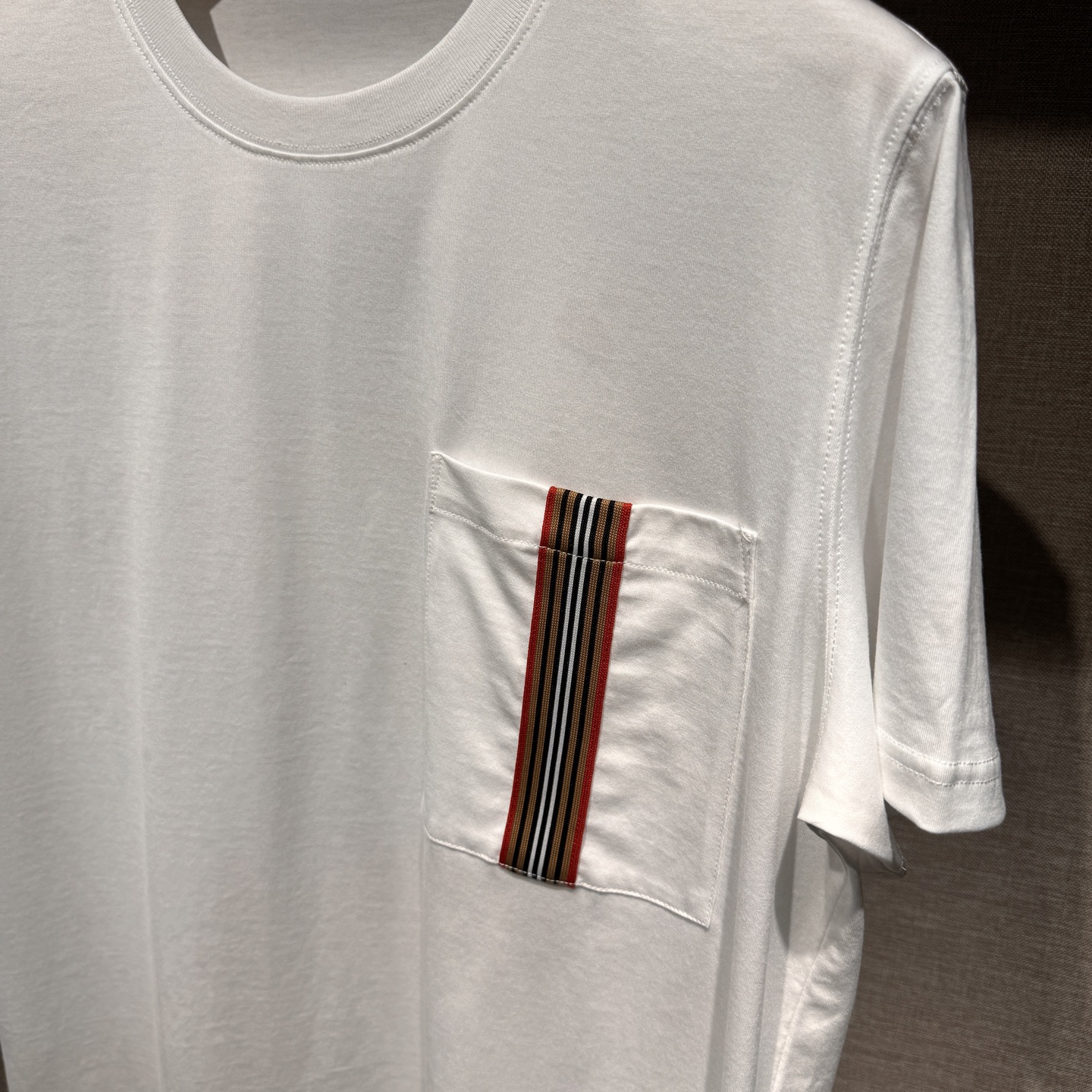 上新，BBR口袋织带细节全棉T恤。面料质感很好舒适亲肤。颜色:黑，白色。尺码:S-M-L-XL-XXL。