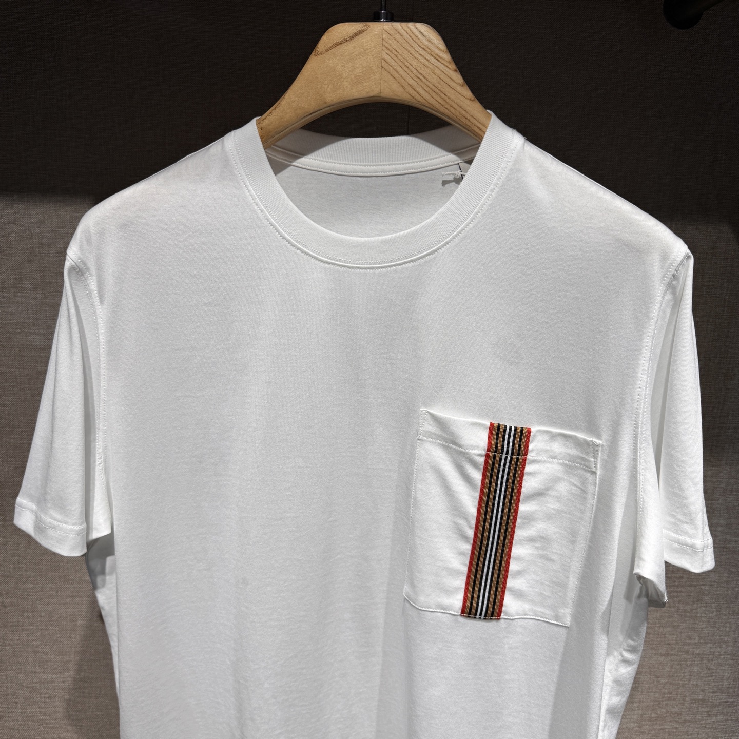 上新，BBR口袋织带细节全棉T恤。面料质感很好舒适亲肤。颜色:黑，白色。尺码:S-M-L-XL-XXL。