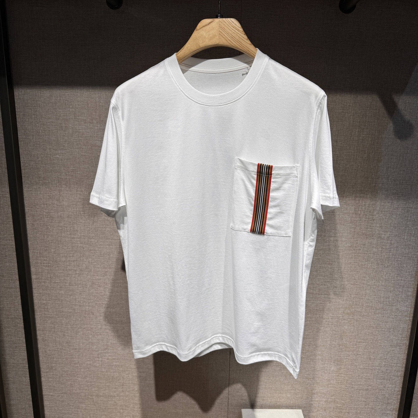 上新，BBR口袋织带细节全棉T恤。面料质感很好舒适亲肤。颜色:黑，白色。尺码:S-M-L-XL-XXL。