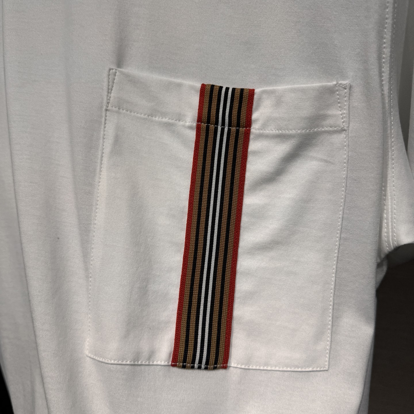 上新，BBR口袋织带细节全棉T恤。面料质感很好舒适亲肤。颜色:黑，白色。尺码:S-M-L-XL-XXL。