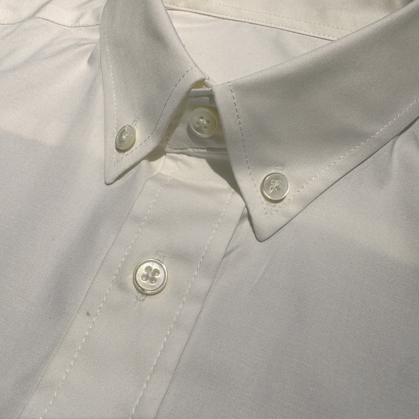 上新，时尚宠儿Ami-口袋标识刺绣细节微弹力衬衫。明扣款贝壳扣，面料质感很好，尺码:S38-M39-L4