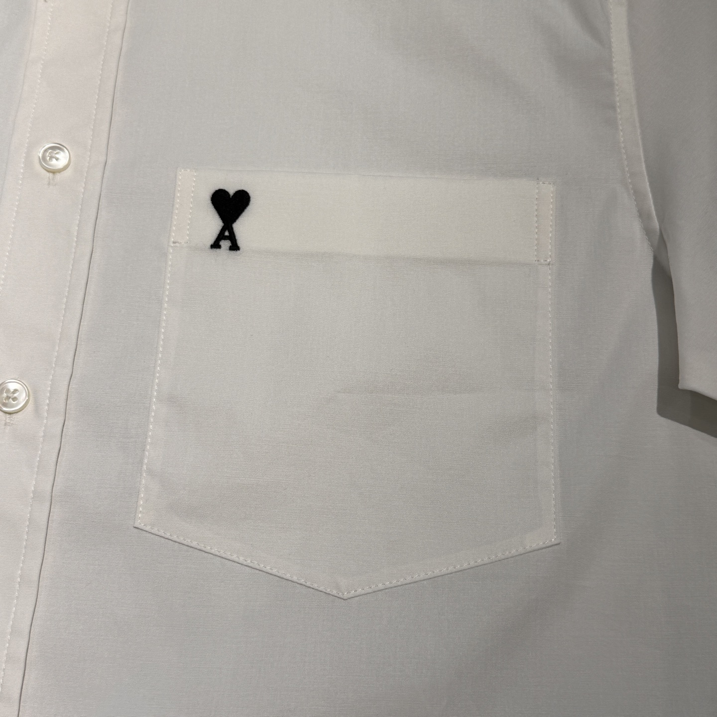 上新，时尚宠儿Ami-口袋标识刺绣细节微弹力衬衫。明扣款贝壳扣，面料质感很好，尺码:S38-M39-L4