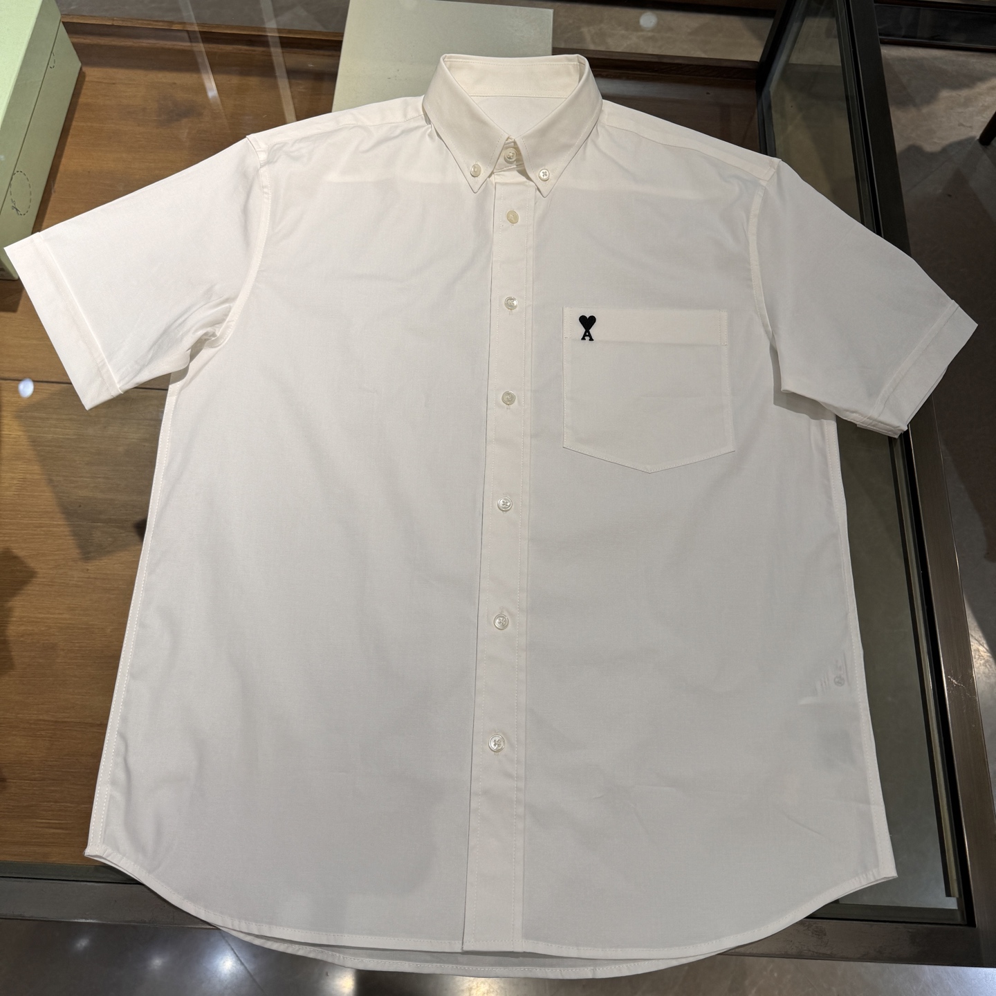 上新，时尚宠儿Ami-口袋标识刺绣细节微弹力衬衫。明扣款贝壳扣，面料质感很好，尺码:S38-M39-L4