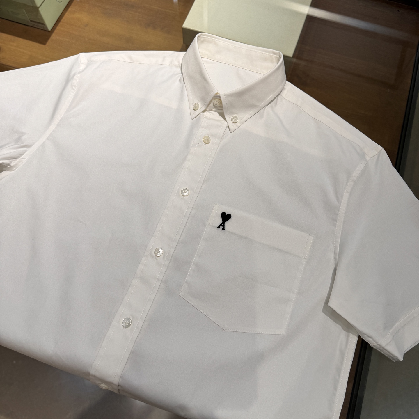 上新，时尚宠儿Ami-口袋标识刺绣细节微弹力衬衫。明扣款贝壳扣，面料质感很好，尺码:S38-M39-L4