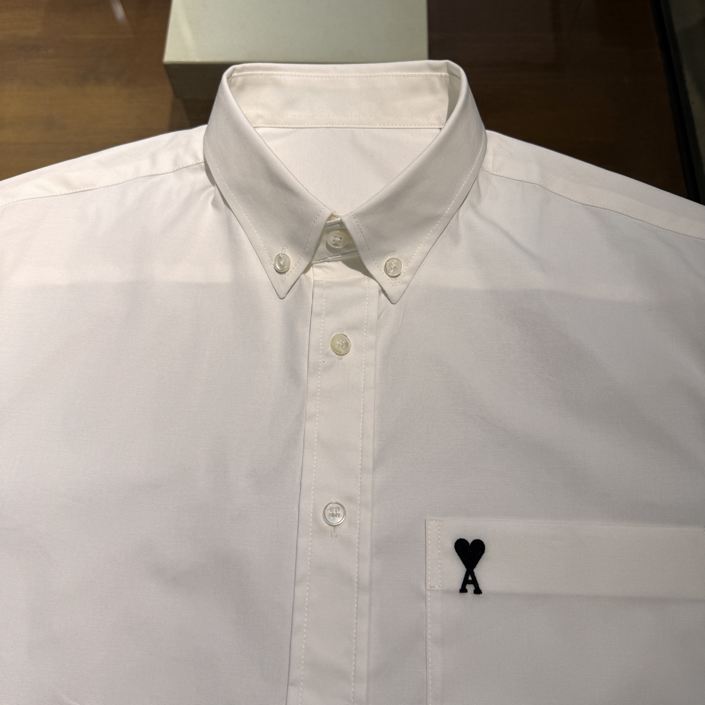 上新，时尚宠儿Ami-口袋标识刺绣细节微弹力衬衫。明扣款贝壳扣，面料质感很好，尺码:S38-M39-L4