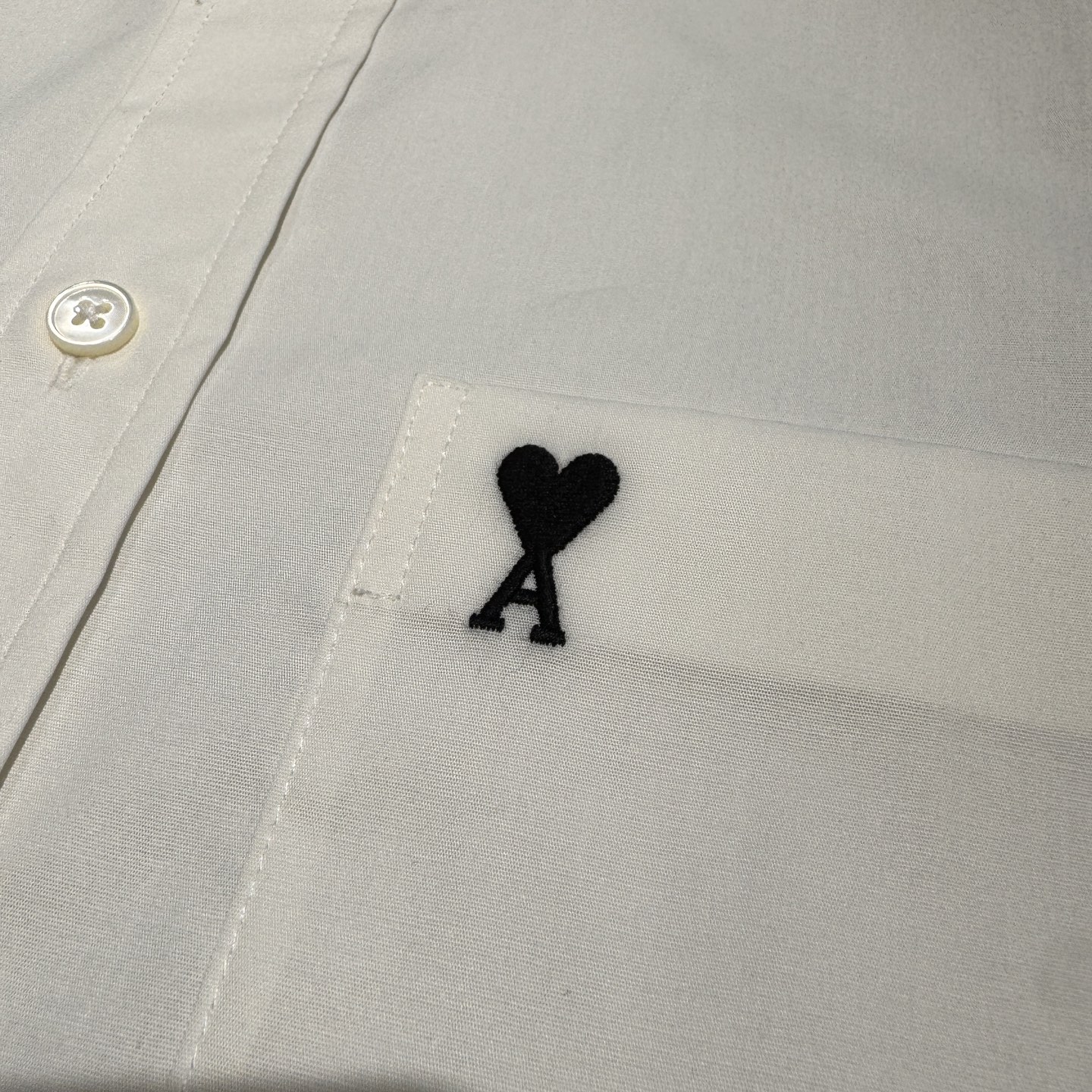 上新，时尚宠儿Ami-口袋标识刺绣细节微弹力衬衫。明扣款贝壳扣，面料质感很好，尺码:S38-M39-L4