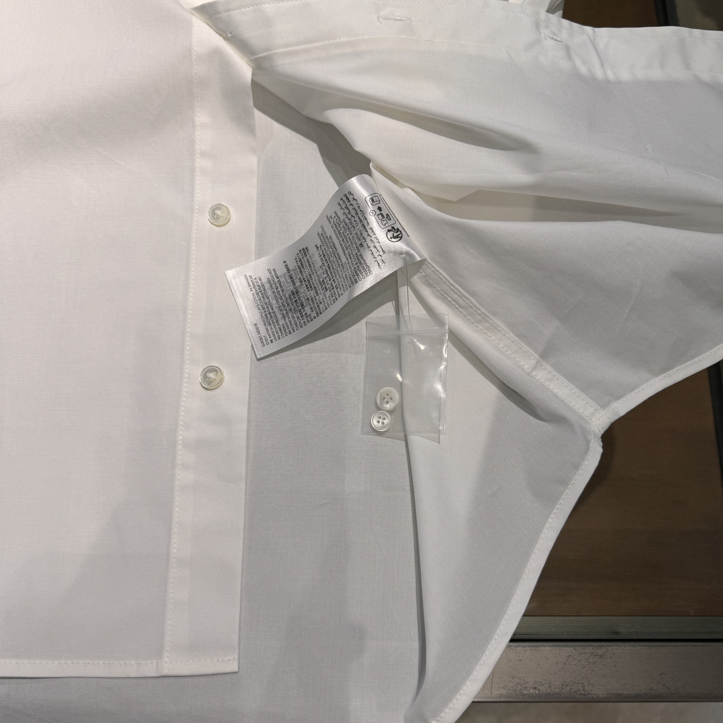 上新，时尚宠儿Ami-口袋标识刺绣细节微弹力衬衫。明扣款贝壳扣，面料质感很好，尺码:S38-M39-L4