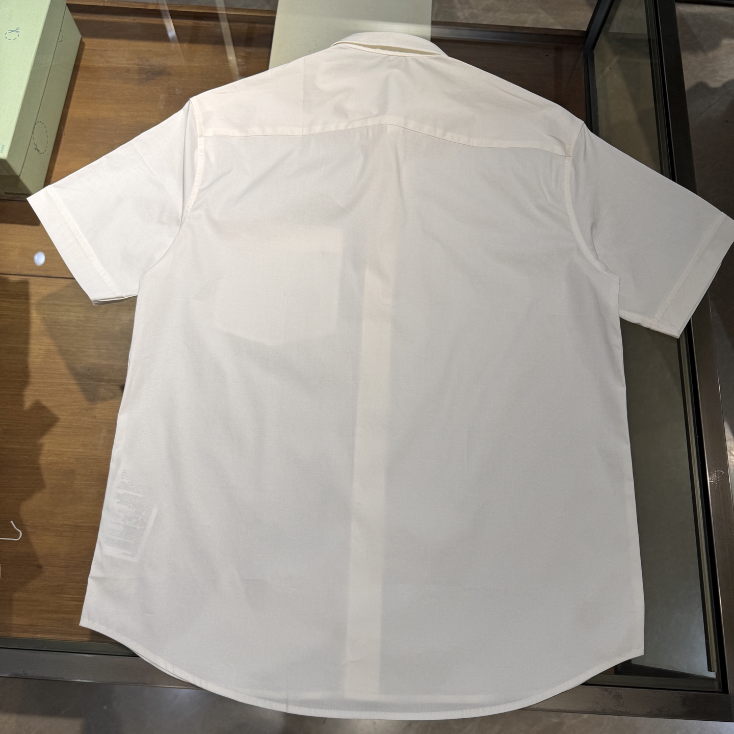 上新，时尚宠儿Ami-口袋标识刺绣细节微弹力衬衫。明扣款贝壳扣，面料质感很好，尺码:S38-M39-L4