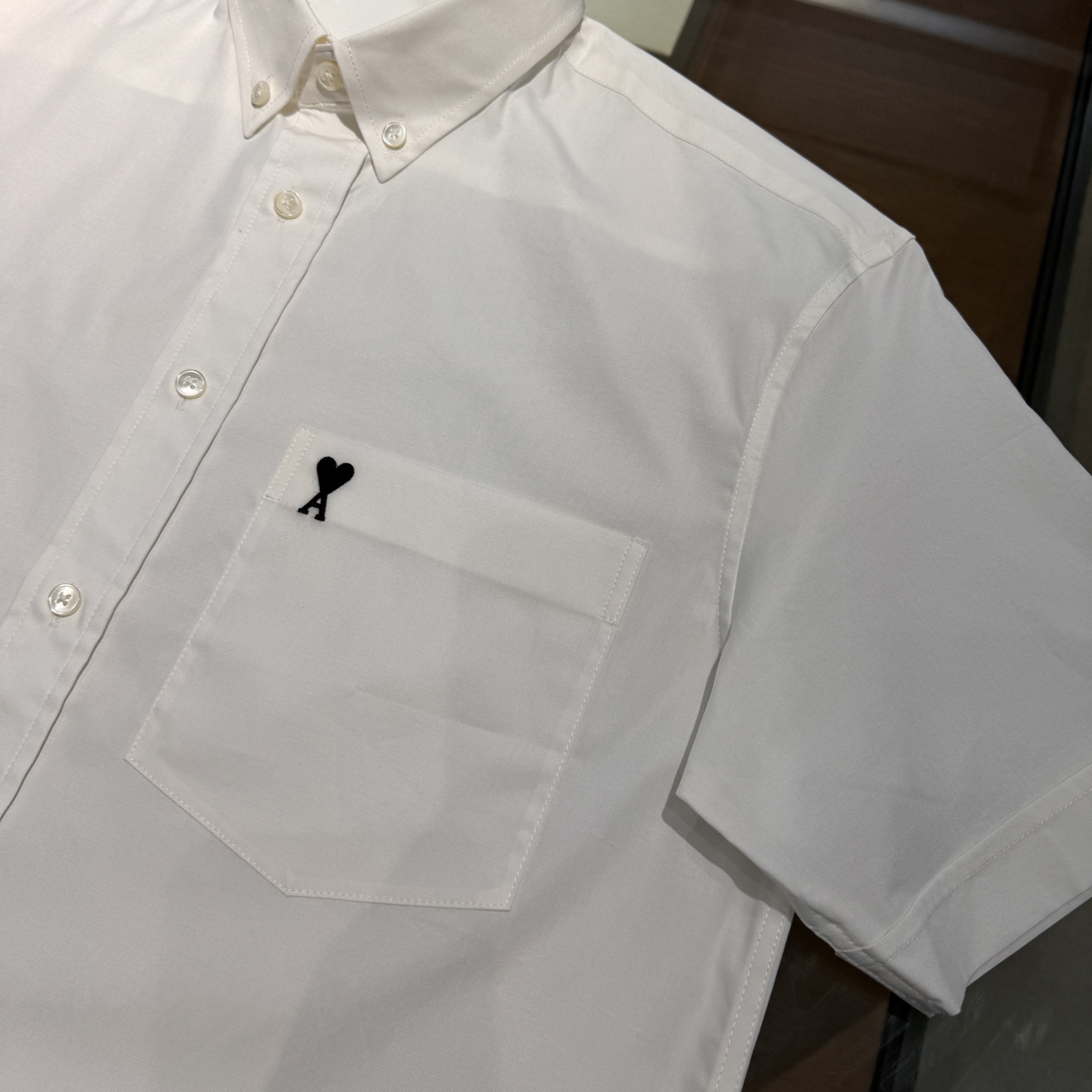 上新，时尚宠儿Ami-口袋标识刺绣细节微弹力衬衫。明扣款贝壳扣，面料质感很好，尺码:S38-M39-L4