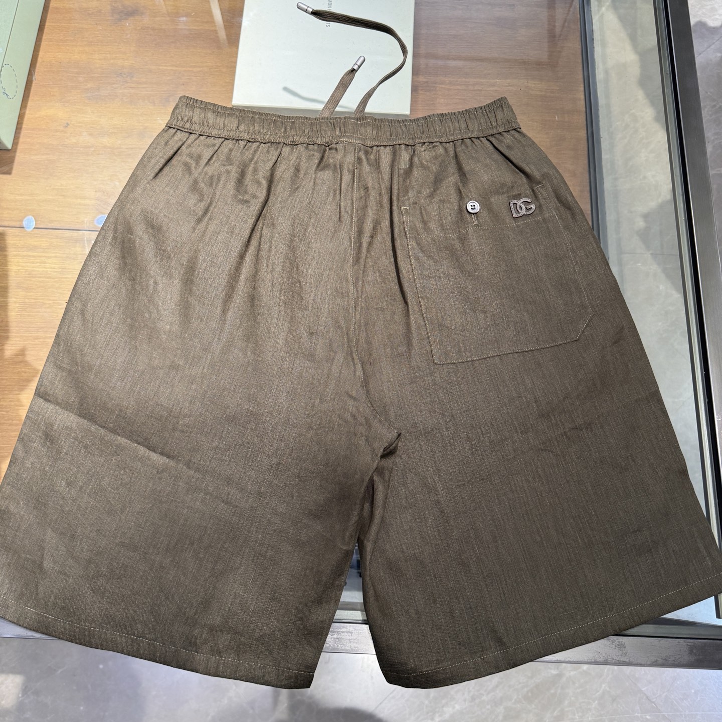 上新，DG标识细节亚麻中裤。面料质感很好，尺码:S-M-L-XL-XXL。