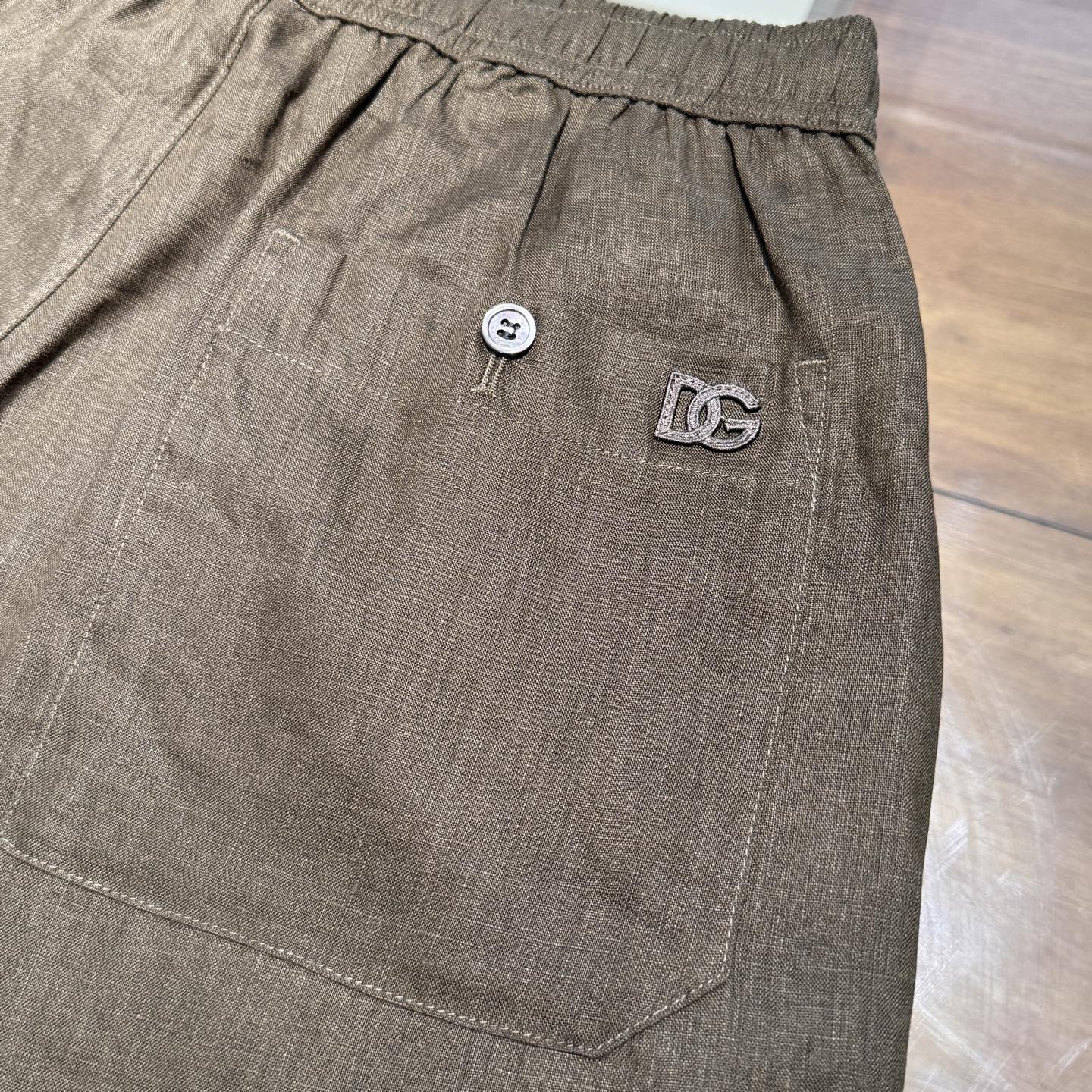 上新，DG标识细节亚麻中裤。面料质感很好，尺码:S-M-L-XL-XXL。