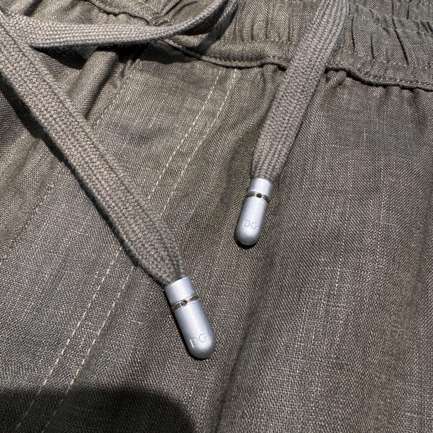 上新，DG标识细节亚麻中裤。面料质感很好，尺码:S-M-L-XL-XXL。