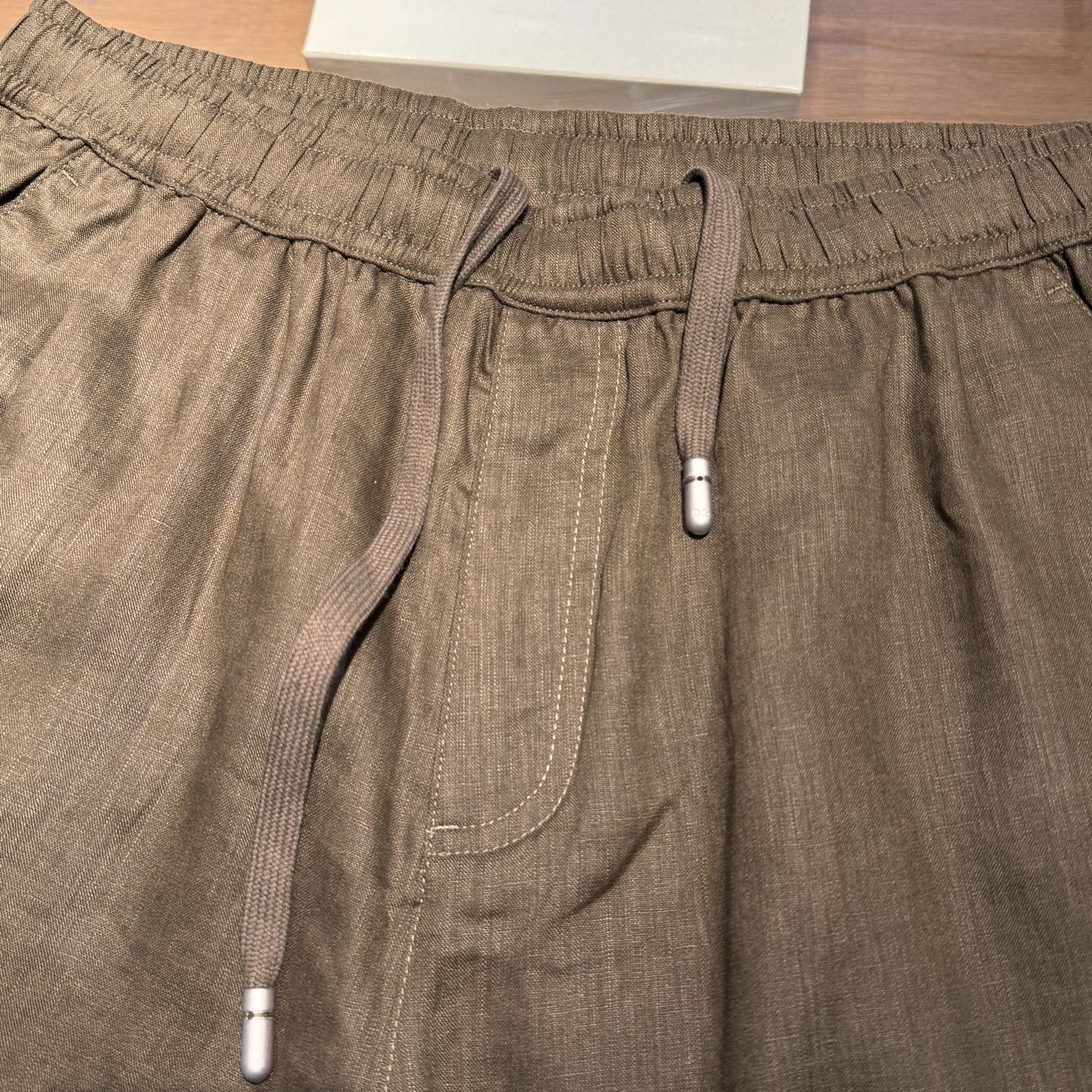 上新，DG标识细节亚麻中裤。面料质感很好，尺码:S-M-L-XL-XXL。