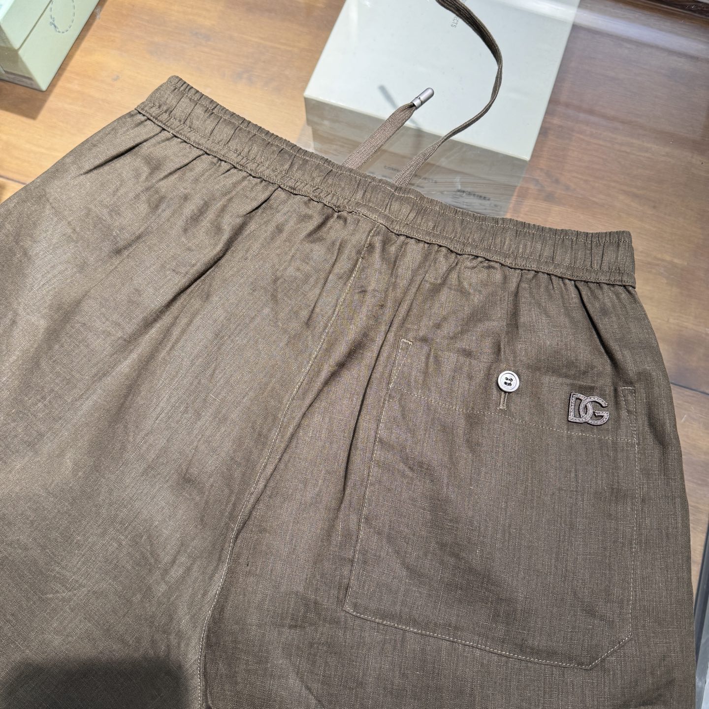 上新，DG标识细节亚麻中裤。面料质感很好，尺码:S-M-L-XL-XXL。
