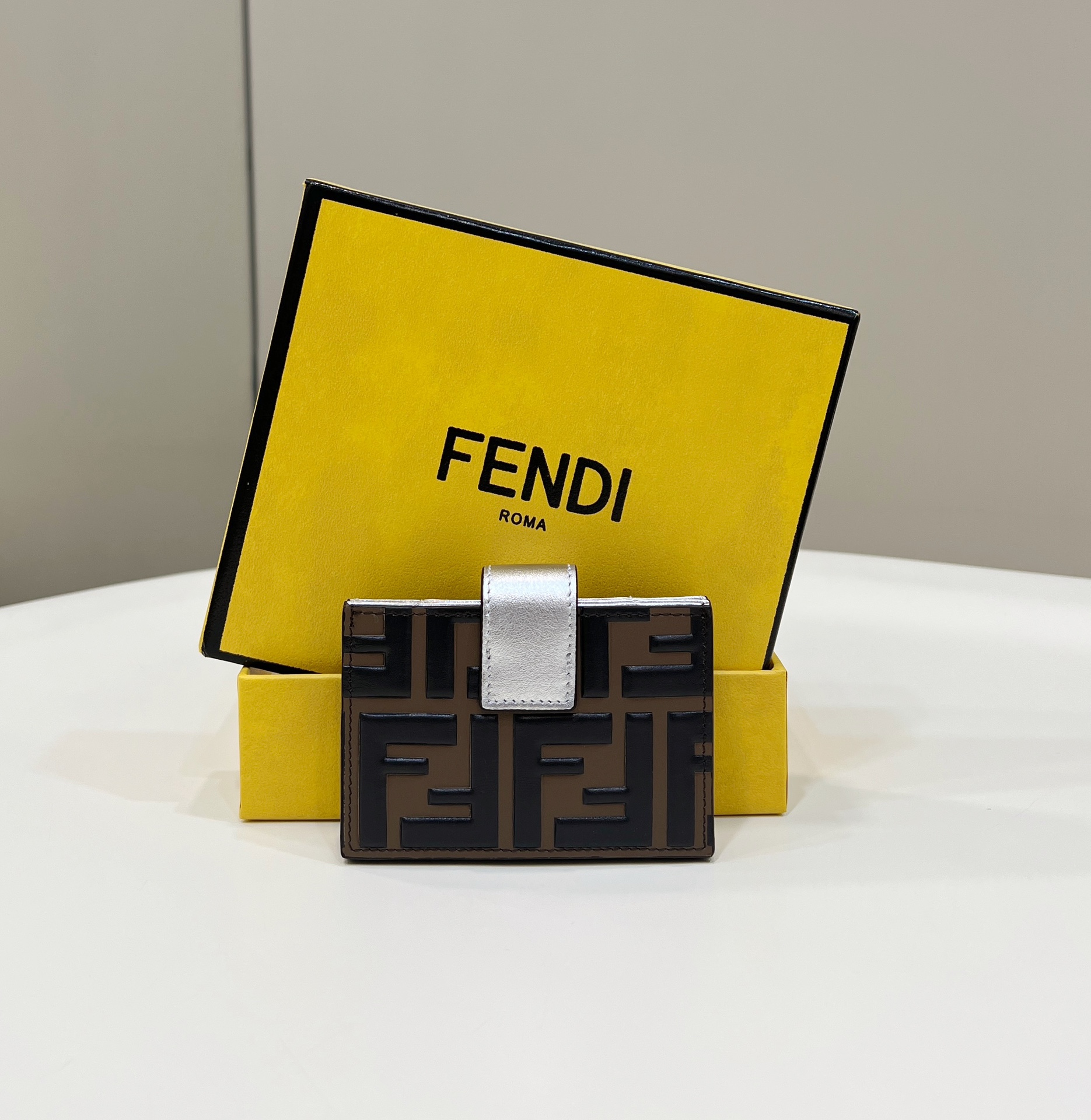 [Fendi Wallets]F Home presbyopic organ card bag flat card sleeve Features a ce