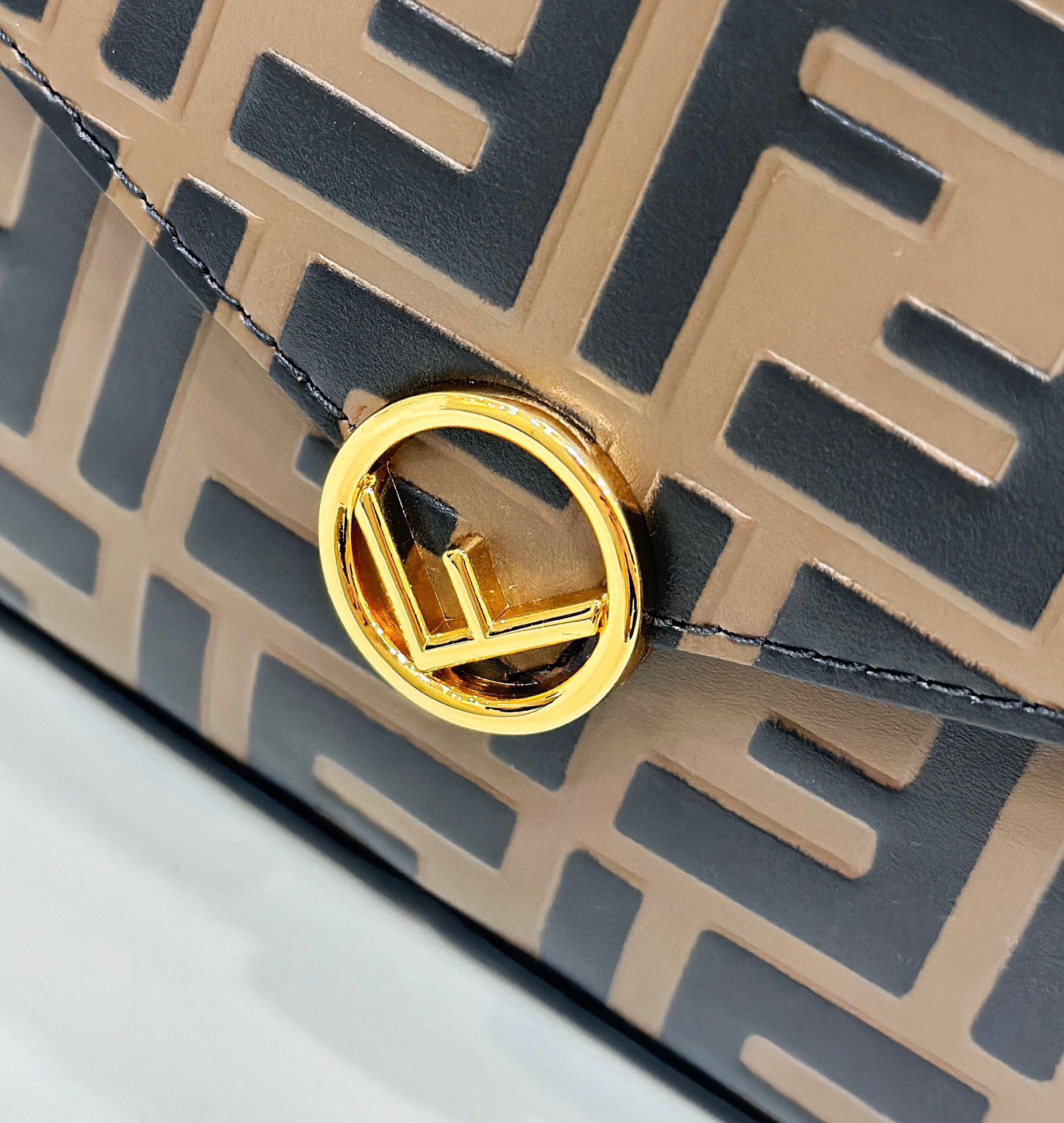 Fendi Three-in-One Chain Bag with Classic FF Leather Pattern 7 i1719905122 4448 0