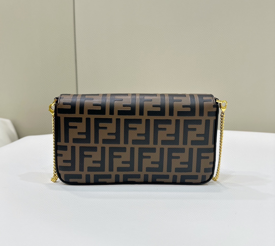 Fendi Three-in-One Chain Bag with Classic FF Leather Pattern 5 i1719905122 6816 2