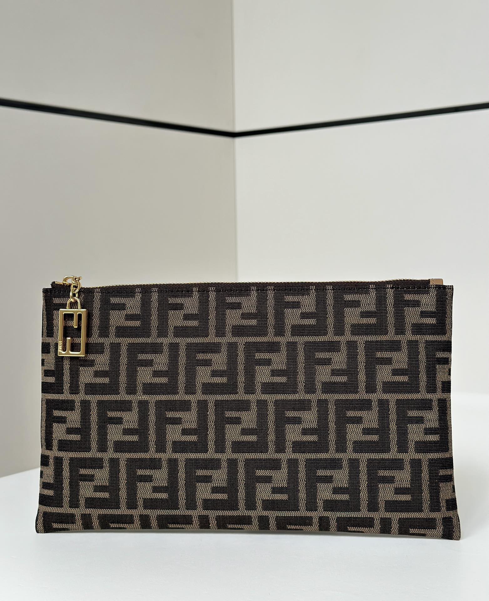 Fendi Vintage Bruin Logo Clutch Handtas - Klassiek Design, Ruime Capaciteit