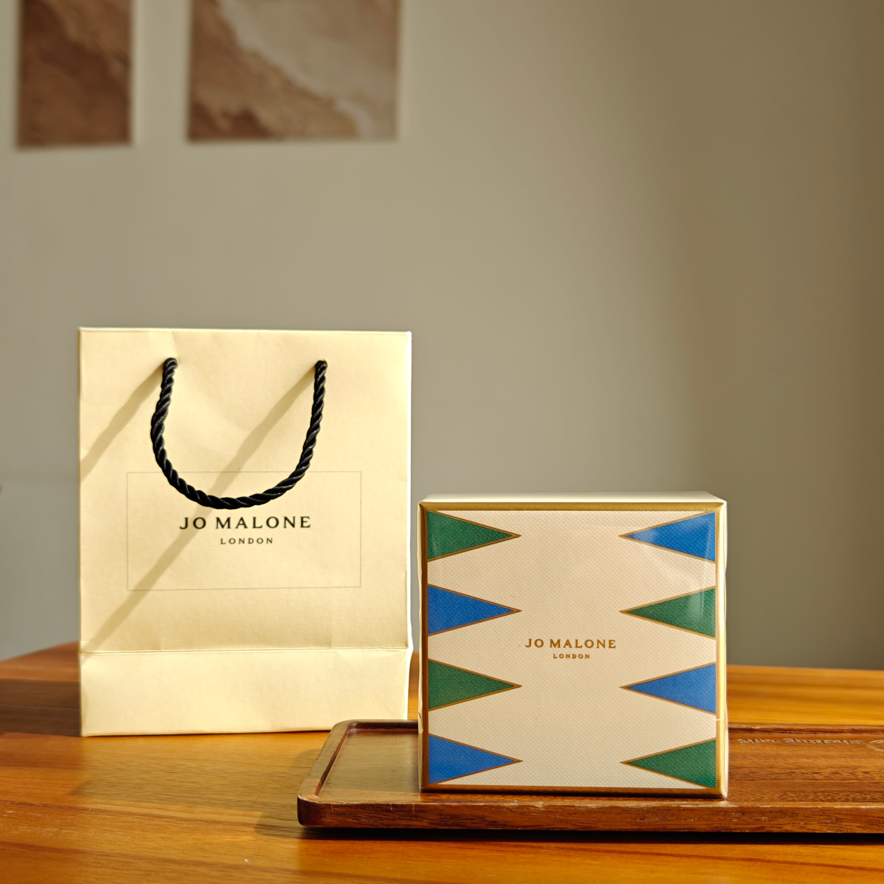 NO:810628,Various festivals are coming, please accept the fragrance of the rainbow - Jo Malone Fragrance Hand Cream Gift Box. Three types of Jo Malone's classic treasure hand creams are selected. They are beautiful as gifts or for personal use. They can also be used in many occasions, placed in your bag, in your home, in the car... It is small and convenient to carry with you. Let the beautiful fragrance go with you~ It will bring you a good mood like a rainbow, hand cream19860909各种节日来袭 请收下彩虹的香气——祖玛珑香氛护手霜礼盒 精选三款祖玛珑经典需型的宝藏护手霜, 送礼或自用用都好看,还能多场最使用,放在包包里、寂里、车里… 小小只随身携带很方便 让美好的香气随行～ 带给你彩虹般好心情,护手霜,accessory