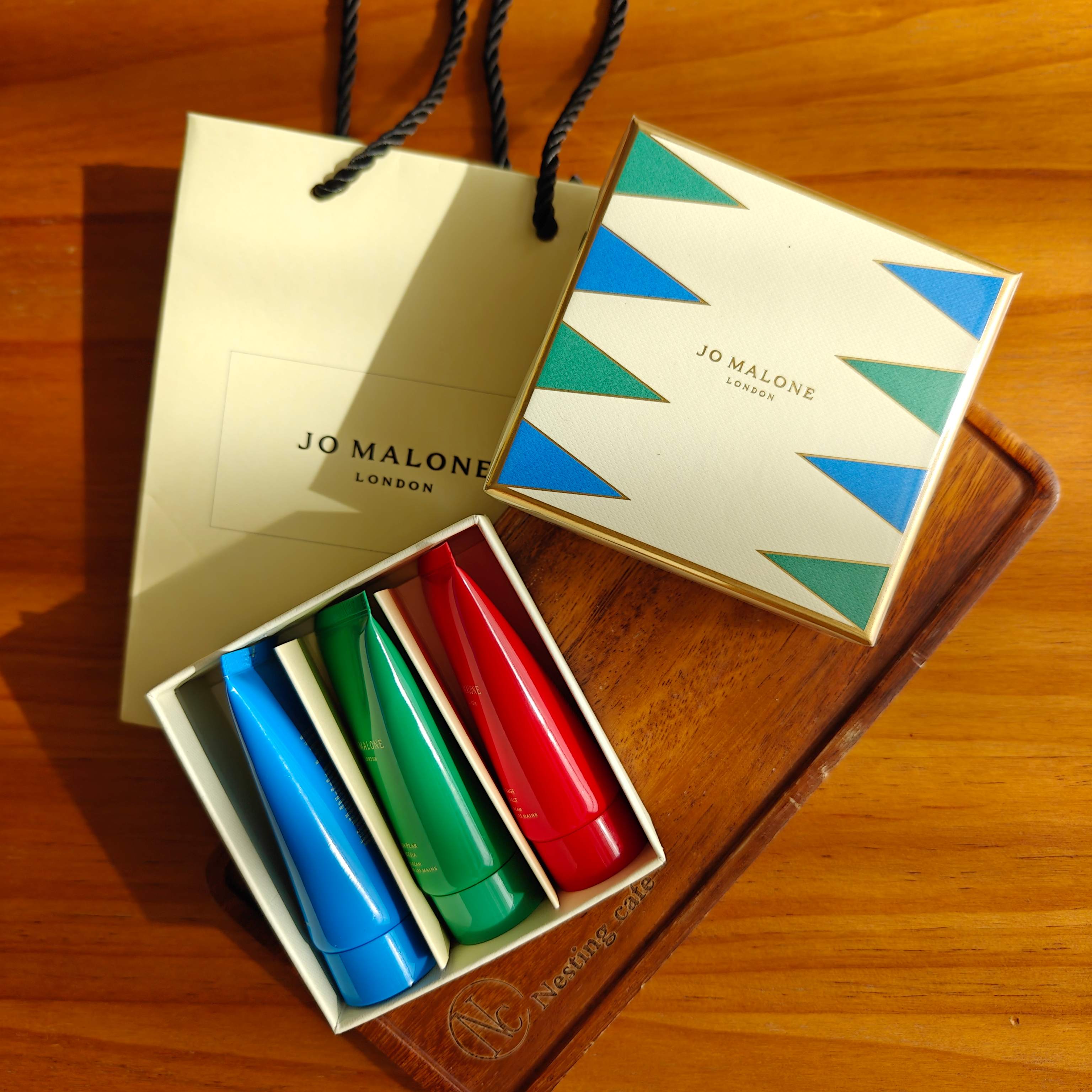 NO:810626,Christmas Gift Jo Malone Christmas Hand Cream Set Contains Blackberry and Bay Leaf Hand Cream 30ml, English Pear and Freesia Hand Cream 30ml, Sage and Sea Salt Hand Cream 30ml, Hand Cream19860909圣诞礼物 祖玛珑圣诞护手霜套盒 包含黑莓与月桂叶护手霜30ml 英国梨与小苍兰护手霜30ml 鼠尾草与海盐护手霜30ml,护手霜,accessory