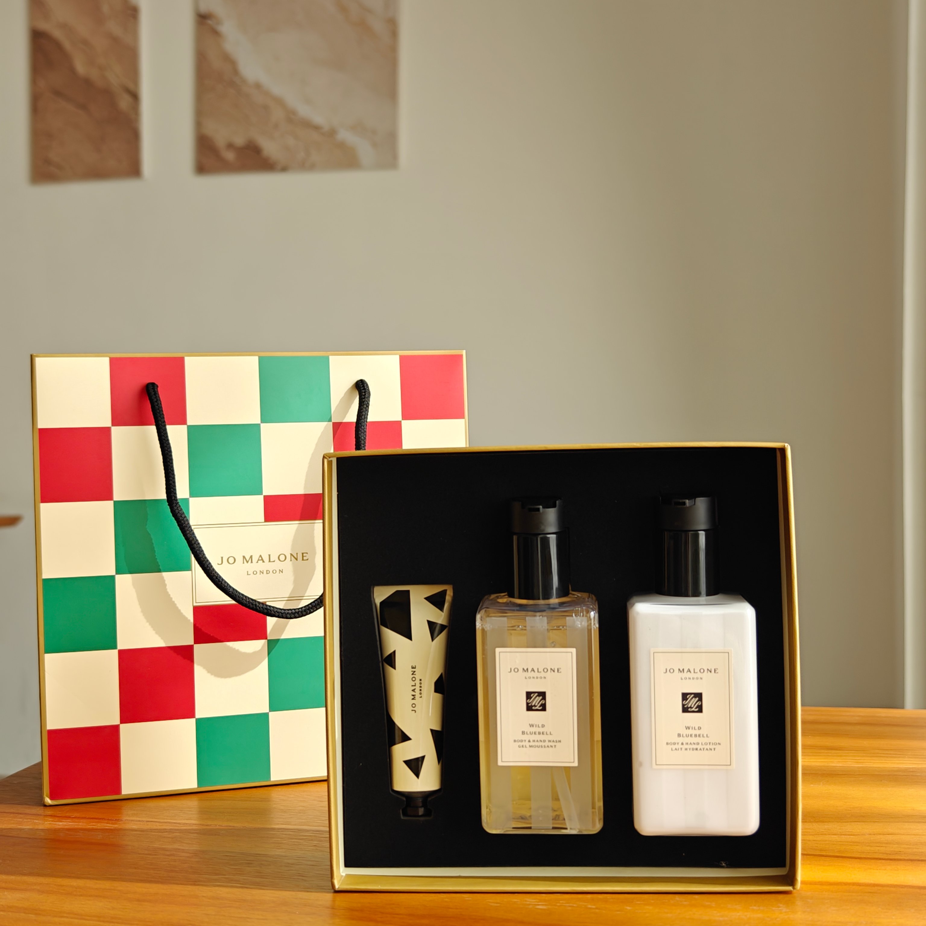 NO:810632,The dopamine secreted at Christmas is provided by Jo Malone Oulon Washing Case. After all, who doesn’t want to be cared for all winter? It is fragrant and charming from the inside out, and the toiletries are19860909圣诞节分泌的多巴胺 是祖马龙欧珑洗护套盒给的 毕竟谁不想一整个冬天都被呵护 由内而外散发出来都是香香的,迷人的嘞,洗护用品,accessory