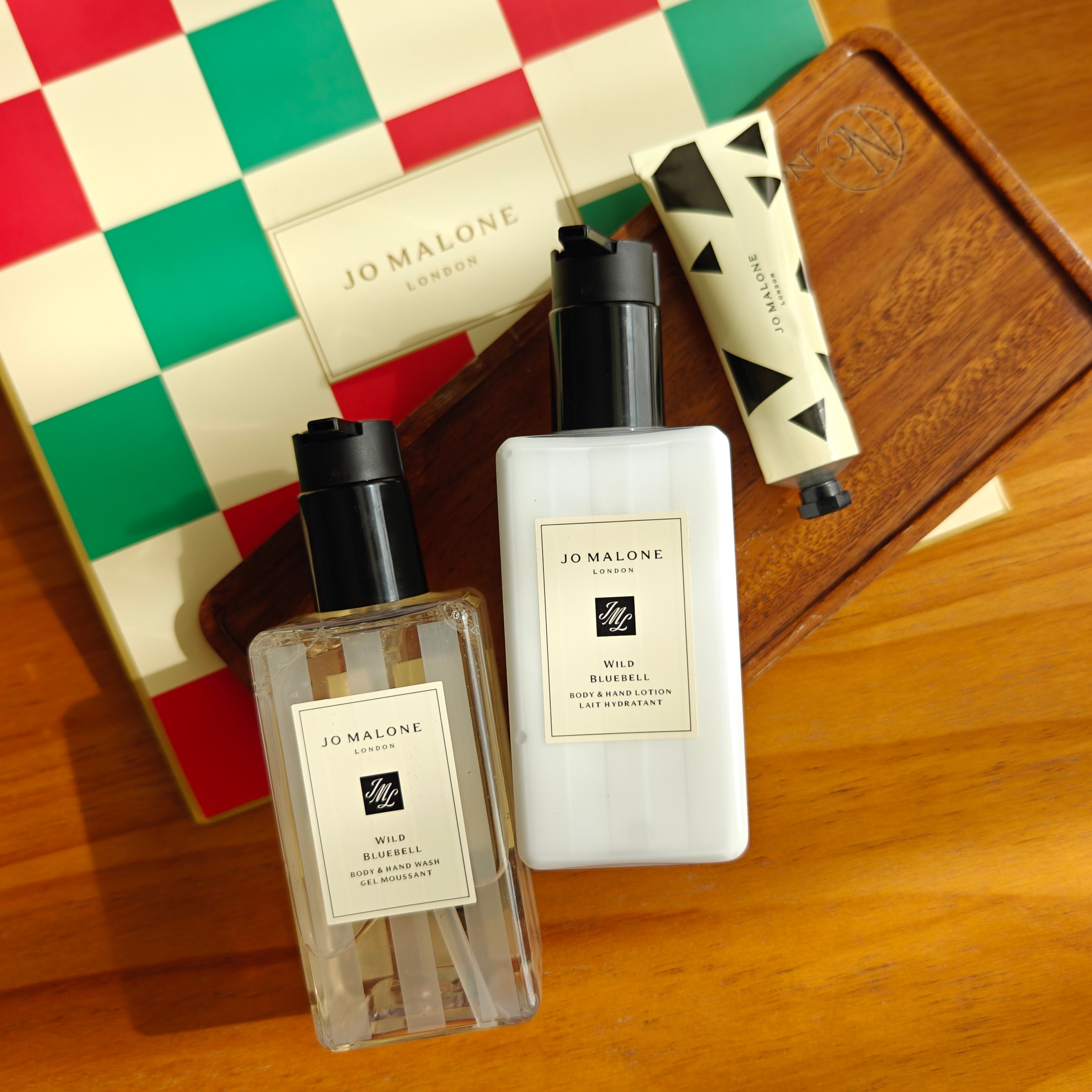 NO:810630,The set contains Blue Wind Chime Shower Gel 250ml, Blue Wind Chime Body Lotion 250ml, Blue Wind Chime Hand Cream 30ml, and toiletries.19860909套盒包含 蓝风铃沐浴露250ml 蓝风铃润肤乳250ml 蓝风铃护手霜30ml,洗护用品,accessory