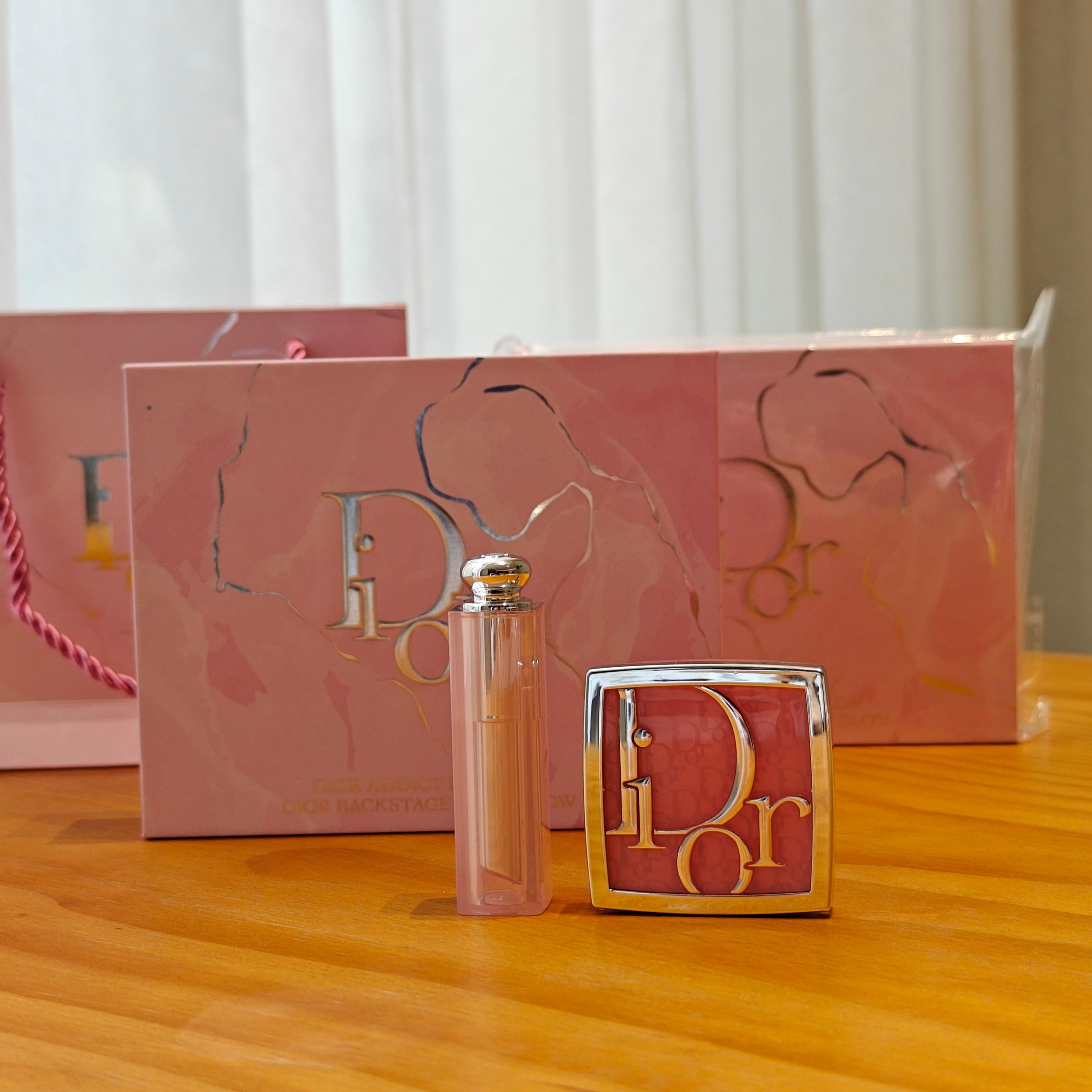 NO:810637,Monochromatic Blush 25 Edition 001 #4.5g Dior 25 Edition 001 Color Blush 4.5g: The embossed print on the disk is super beautiful. Does it look like the dead Barbie pink on the disk?  No, no, no, it is a very tender, low-saturation, medium-powder color on the face. It is dense and easy to pick up the powder. You can use it as a pimple color or as a base for darker blush. The small square is really cute!  Color changing lipstick 25 version 001#3.2g easy to use!  !  !  !  !  He is indeed an old Internet celebrity. There is a reason why he is famous and he is famous for a reason!  !  !  But this one is easy to use. I mean it’s really moisturizing. After using it, your lips are so tender. It’s also very convenient to reapply. Unlike lipstick, which has to be applied slowly while looking in the mirror. It shows your complexion very well on your lips. I mean that original good complexion, you!  Understand!  have to!  ,makeup,dior19860909单色腮红25版001#4.5g dior25版001色腮红4.5g:盘面浮雕印花超级好看,看盘面死亡芭比粉？不不不,上脸是是非常嫩粉的低饱和面中膨胀色,绵密好取粉,可以把它当膨胀色也可以给深一点的腮红打底 .小方格一块真的很可爱！ 变色唇膏25版001#3.2g 好用！！！！！ 真不愧是老网红,红是有红的原因的,火是有火的原因的！！！ 不过这个好用,我指的是真的很滋润,用完之后嘴唇嫩得不行,而且补涂也很方便,不像口红得看着镜子慢慢描,上嘴非常显气色,是指那种原生态的好气色,你！懂！得！,彩妆,dior,accessory