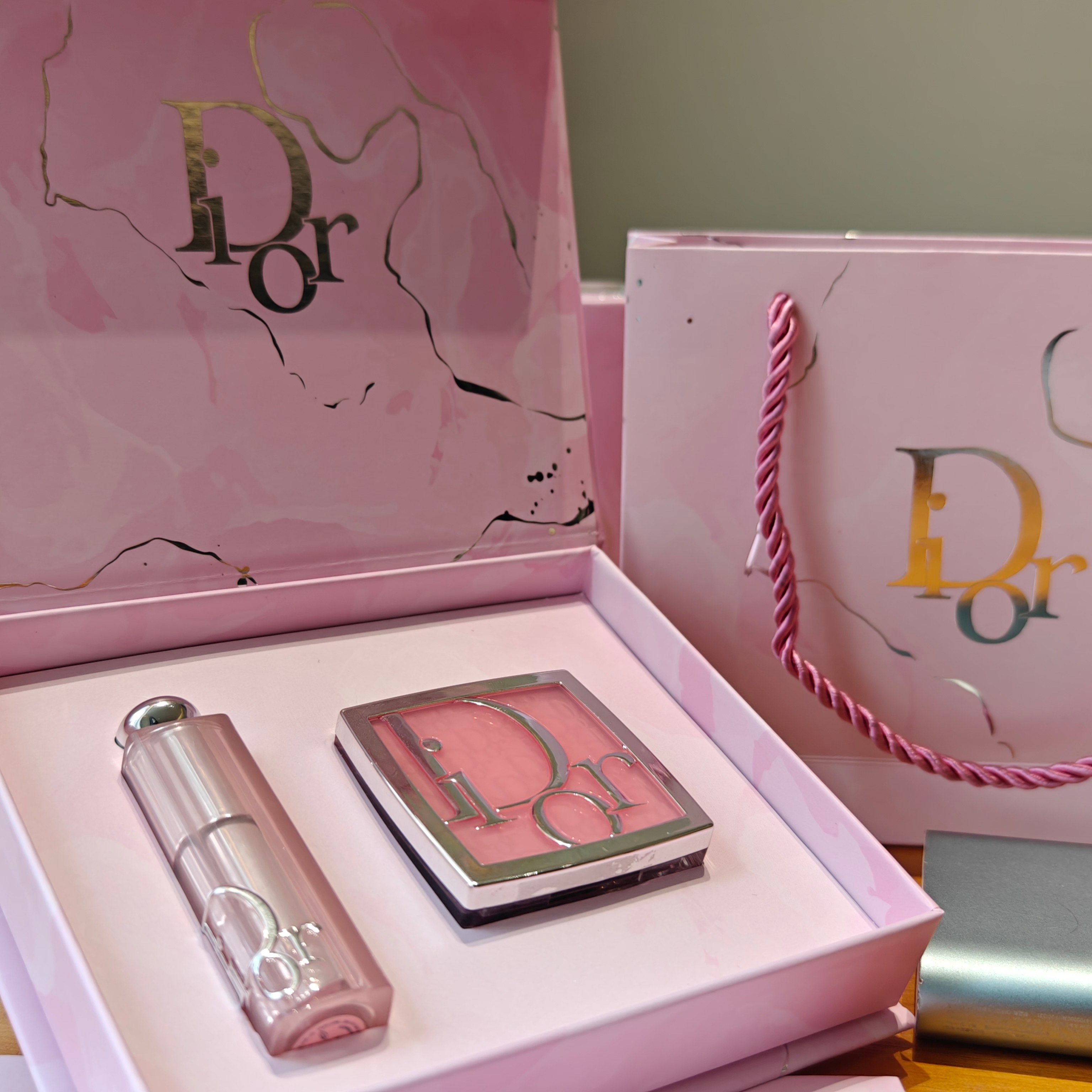 NO:810635,If I only had one blush, it would be Dior 001 ink!  !  The lip color that best matches the exclusive blush is Dior Color Changing Lipstick 001. The winter afternoon sun shines on every part of the body, making it warm. Use gentle and temperamental outfits and high-end makeup to annotate this winter atmosphere. The good complexion with a sense of luster adds a bit of elegance and nobility to people, makeup, dior19860909如果我只有一支腮红 那一定专属Dior 001 ink 辣么！！ 跟专属腮红最搭的唇色 也就非Dior变色唇膏001色啦 冬日午后的阳光 洒在身上的每一处都暖洋洋的 用温柔气质的穿搭和高级的妆感来注解这个冬日氛围 透着光泽感的好气色给人添加了几分优雅矜贵,彩妆,dior,accessory