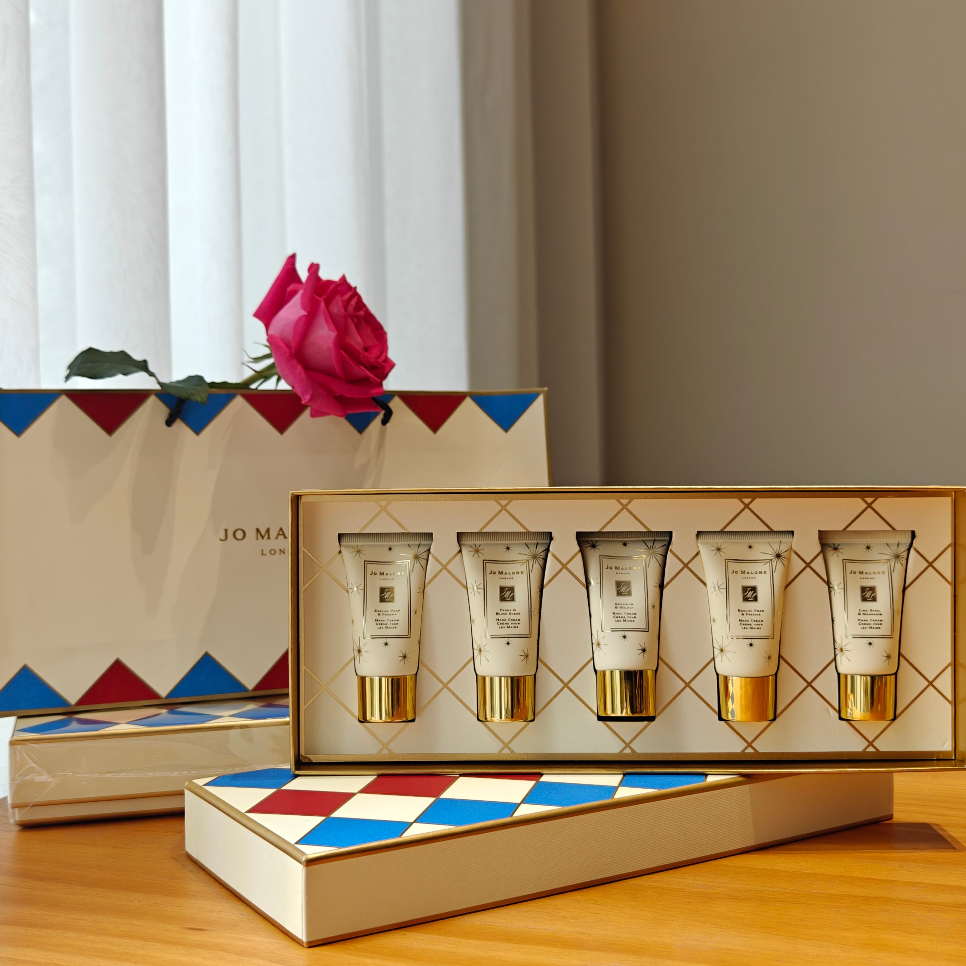 NO:810651,The biggest advantage of Jo Malone hand cream is that it spreads easily and is absorbed, making the whole hand very smooth. It smells like a wealthy daughter. When you wash your hands, your fingertips will emit a light sweet fragrance. You don't need to spray perfume when you go out. The fragrance is really long-lasting. Hand cream19860909祖马龙护手霜最大的优点就是 很好推开吸收后整个手嫩滑得不得了 闻着就是富家千金的香味 洗手的时候指尖还会散发出淡淡甜香 不用喷香水出门了 它滴留香真的蛮持久的耶,护手霜,accessory