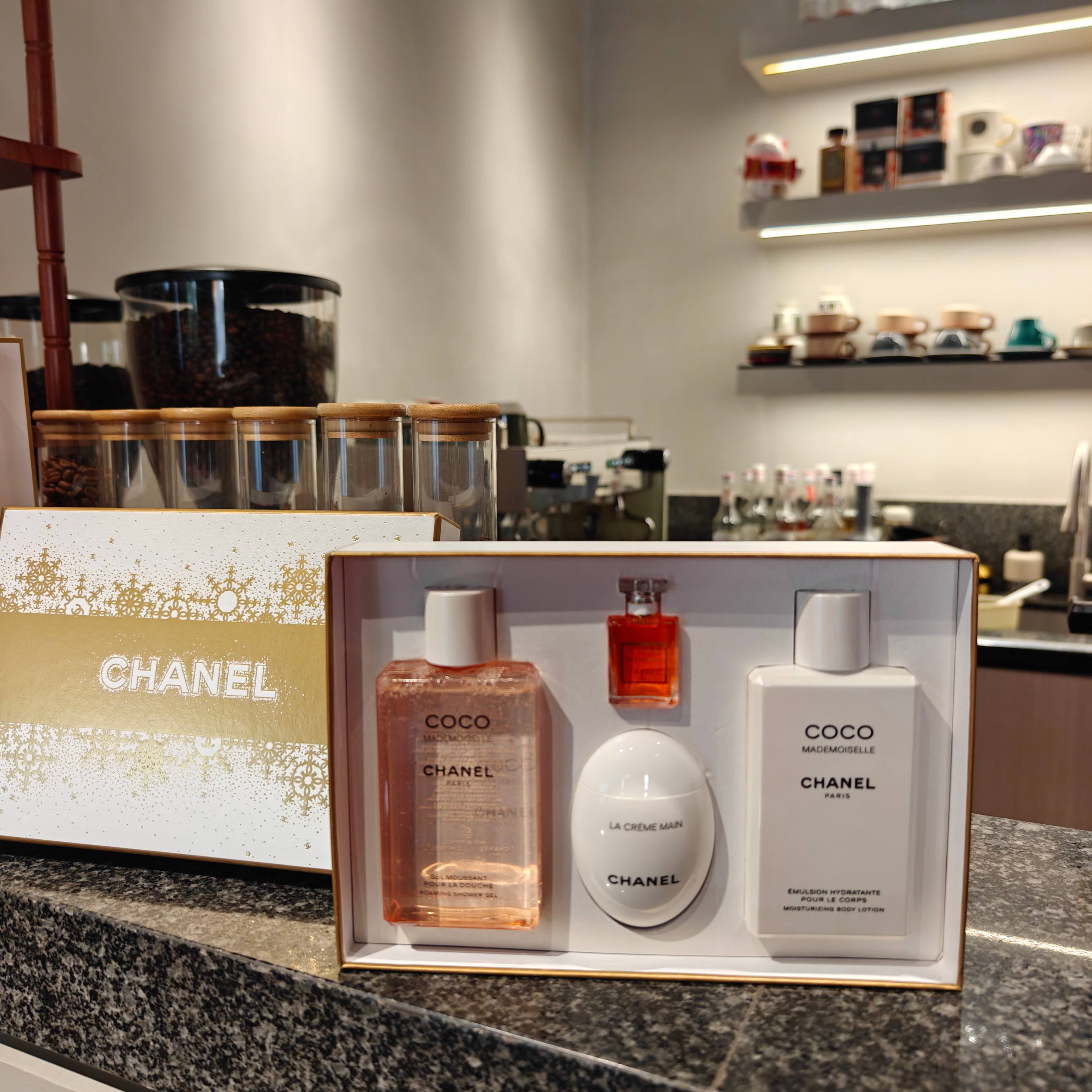 NO:810769,Chanel Cocoa Fragrance Four-piece Set New Year and New Year, have you changed your home care? Floral fragrance and romance are intertwined. The unique tonality of Chanel Cocoa Fragrance gives people an elegant feeling. Simple yet unique. Who can resist the nobility of the COCO series!  This four-piece fragrance set is the most 'rich girl' scent I have ever smelled. Close your eyes and enter without stepping on the trap. Toiletries, chanel19860909香奈儿可可香氛四件套 新年新气象,家里的洗护你换了吗 花香与浪漫交织 香奈儿可可香氛独有的调性给人一种优雅的感觉 简约而不失独特  谁能拒绝 COCO 系列的贵气感！这款香氛四件套是我闻过最贴 “富家千金” 气质的香,闭眼入 不踩雷,洗护用品,chanel,accessory