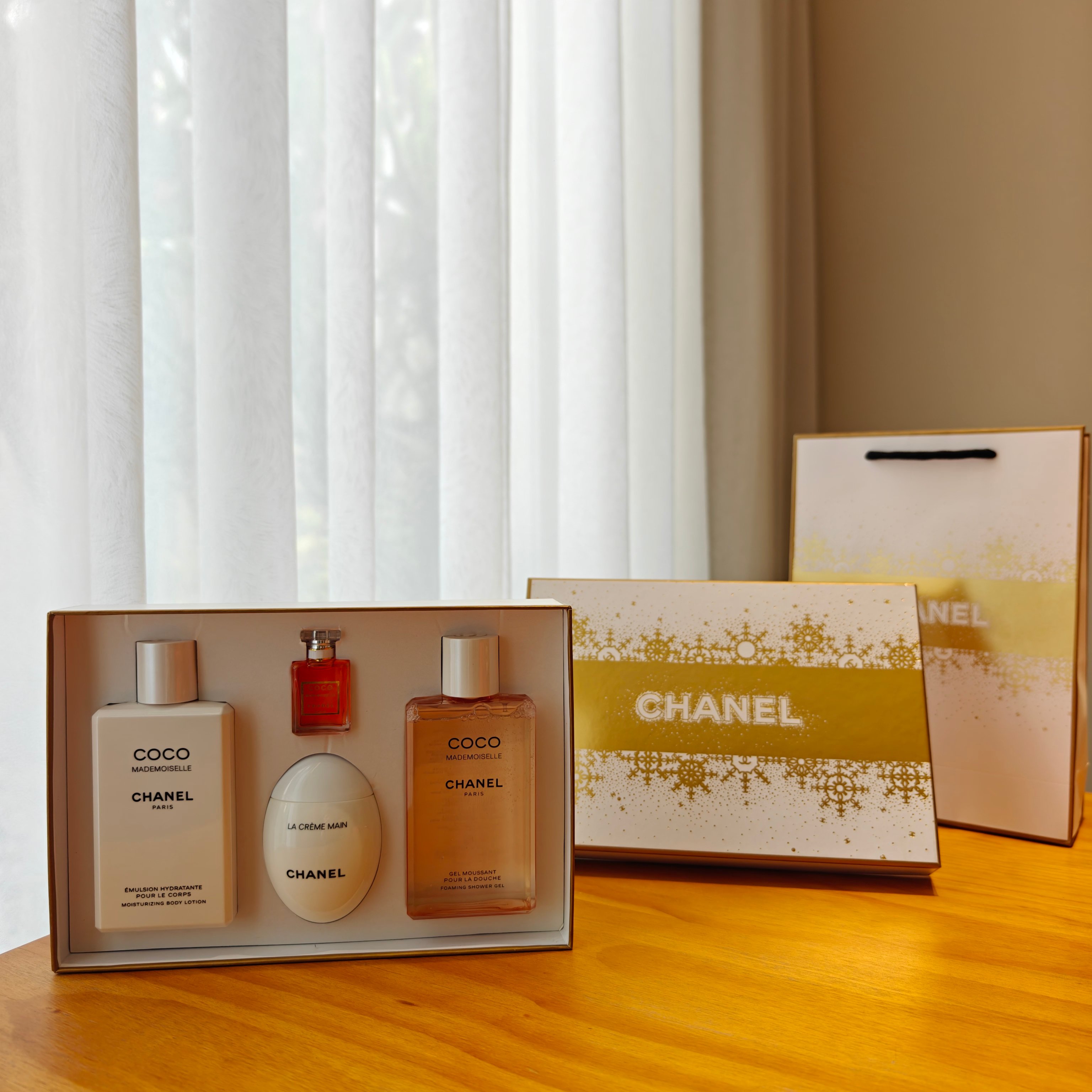 NO:810766,The set contains Coco Mademoiselle Softening Body Lotion 200ml Coco Mademoiselle Shower Gel 200ml Chanel Hand Cream Moisturizing Edition 50ml Coco Eau de Parfum 7.5ml. It comes before the New Year and is a New Year's gift prepared in advance. My favorite Chanel holiday limited gift box opens the romantic dream of my heart this winter, toiletries, chanel.19860909套盒包含 可可小姐柔肤润肤乳200ml 可可小姐沐浴凝露200ml 香奈儿护手霜滋润版50ml 可可香水7.5ml 比新年先来的 是提前备好的新年礼物 我爱的香奈儿节日限定礼盒 为我开启今年冬天心之所向的浪漫梦境,洗护用品,chanel,accessory