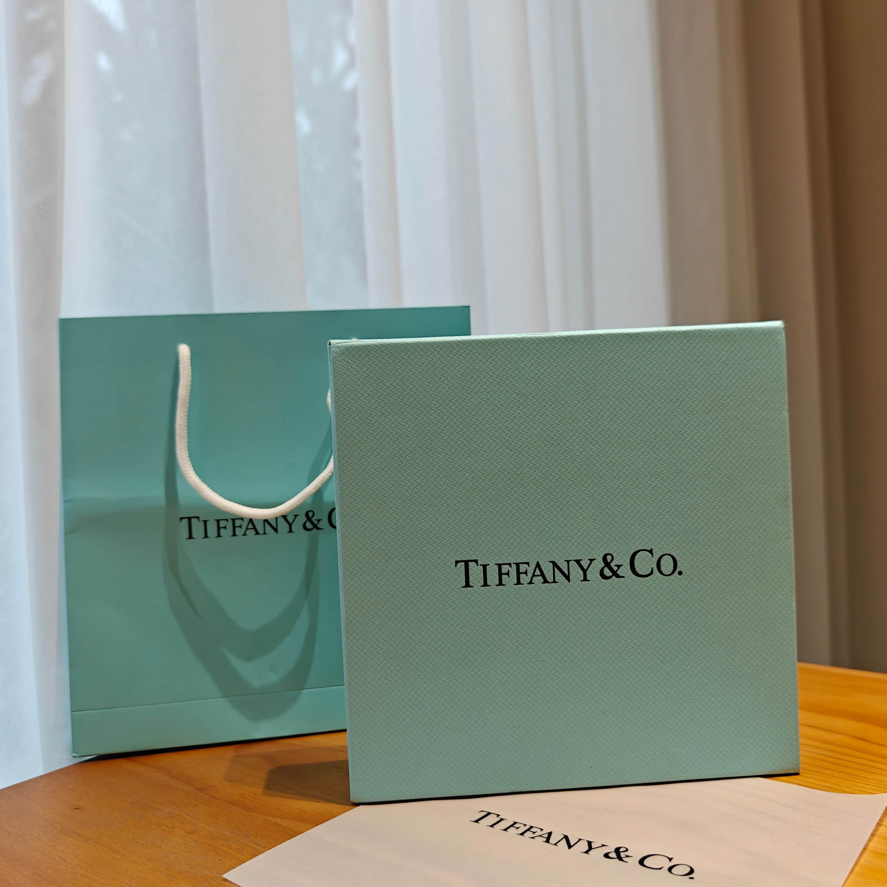 NO:810794,Tiffany's 'Tiffany Mirror Fragrance Blue' gift box is really a super explosion!  Anyway, the hand cream and lip gloss have a nice floral and fruity scent. I like them both. They both have a moisturizing feeling and are portable beauty mirrors. They are so convenient and I like them so much. The hand cream and lip gloss are easy to absorb and non-sticky. Lipstick, lip glaze, lipstick, hand cream.19860909Tiffany的“蒂镜香蓝”礼盒真的超级大爆炸安利！ 护手霜和润唇蜜反正就是巨巨巨好闻的花果香、我都炒鸡喜欢,都是巨巨巨滋润的感觉又加上便携式的美妆镜,简直不要不要太方便太喜欢了 护手霜和润唇蜜都好吸收不黏,口红.唇釉.唇膏护手霜,accessory