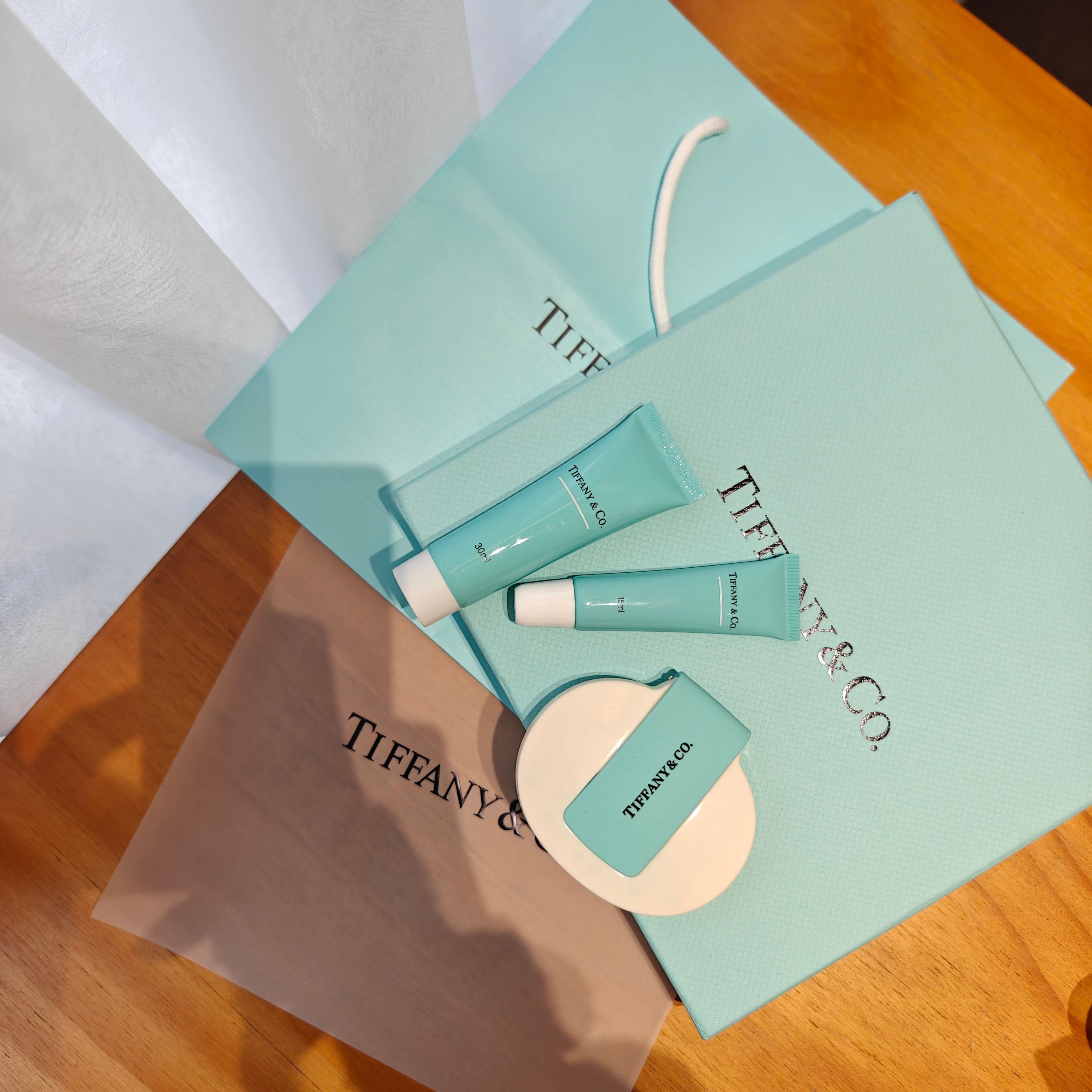 NO:810820,TIFFANY&Co Tiffany 'Tiffany Blue' limited edition three-piece set. I love the complete set of packaging. The complete set of packaging! I am so high-end that this gift box is simply the first choice for giving away, lipstick, lip glaze, lipstick, hand cream, tiffany19860909TIFFANY&Co蒂芙尼“蒂镜香蓝”限定三件套 全套包装爱惨了好吧. 全套包装! 我是一整个被高级到了 这套礼盒简直是送人首选啊,口红.唇釉.唇膏护手霜,tiffany,accessory