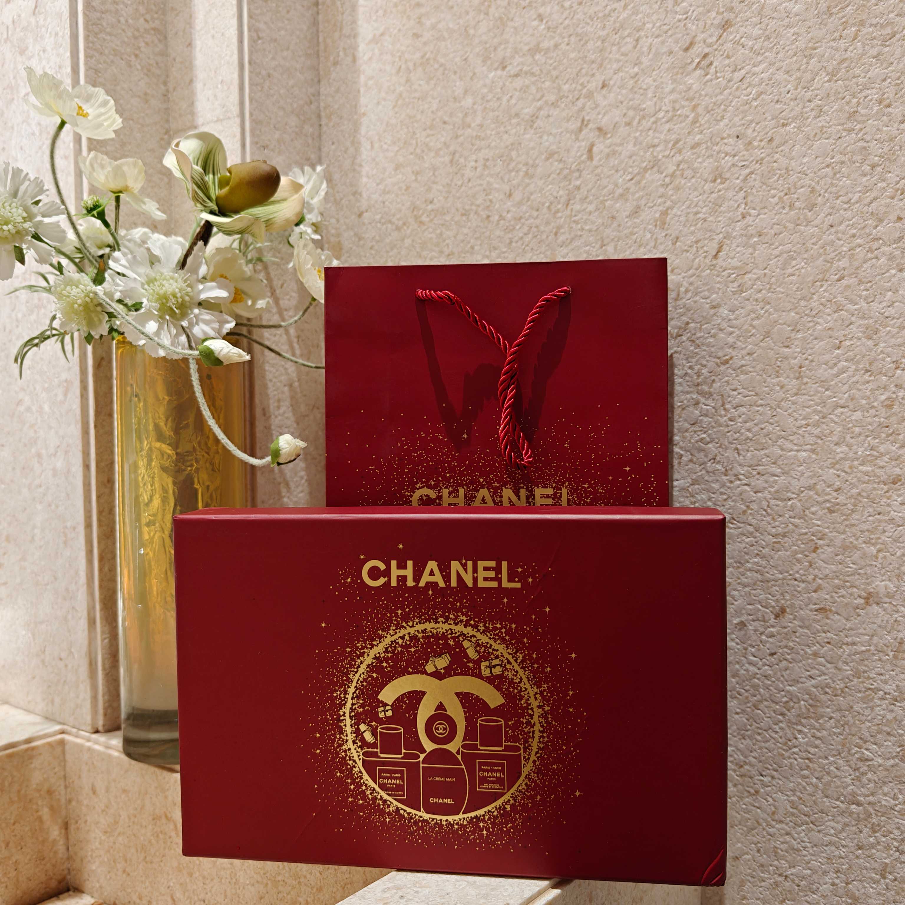 NO:811124,The four-piece CHANEL full-body fragrance set is so healing. 200ml pink-toned shower gel, with a gentle fragrance after washing, the embodiment of luxury and gentleness. 50ml lightweight goose egg hand cream, moisturizing and non-sticky, leaving delicate and soft hands when applied casually. 200ml silky body lotion, absorbed in one swipe, long-lasting fragrance, and the skin feels soft. 10g camellia lip balm, moisturizing and compact, super convenient to carry when going out.  The whole set contains light high-end fragrances, which are healing for personal use and also great for giving as gifts. They include toiletries and chanel.19860909仪式感拉满 CHANEL全身香氛四件套太治愈了 粉调沐浴凝露200ml,洗后自带温柔香气,高级与温柔的化身 鹅蛋护手霜轻盈型50ml,滋润不黏腻,随手涂都能拥有细腻软嫩双手 丝滑身体乳200ml,一抹吸收,留香持久,皮肤摸起来软乎乎的 山茶花润唇膏10g,滋润又小巧,出门带着超方便 整套都是淡淡的高级香调,自用治愈,送礼也超有面,洗护用品,chanel,accessory