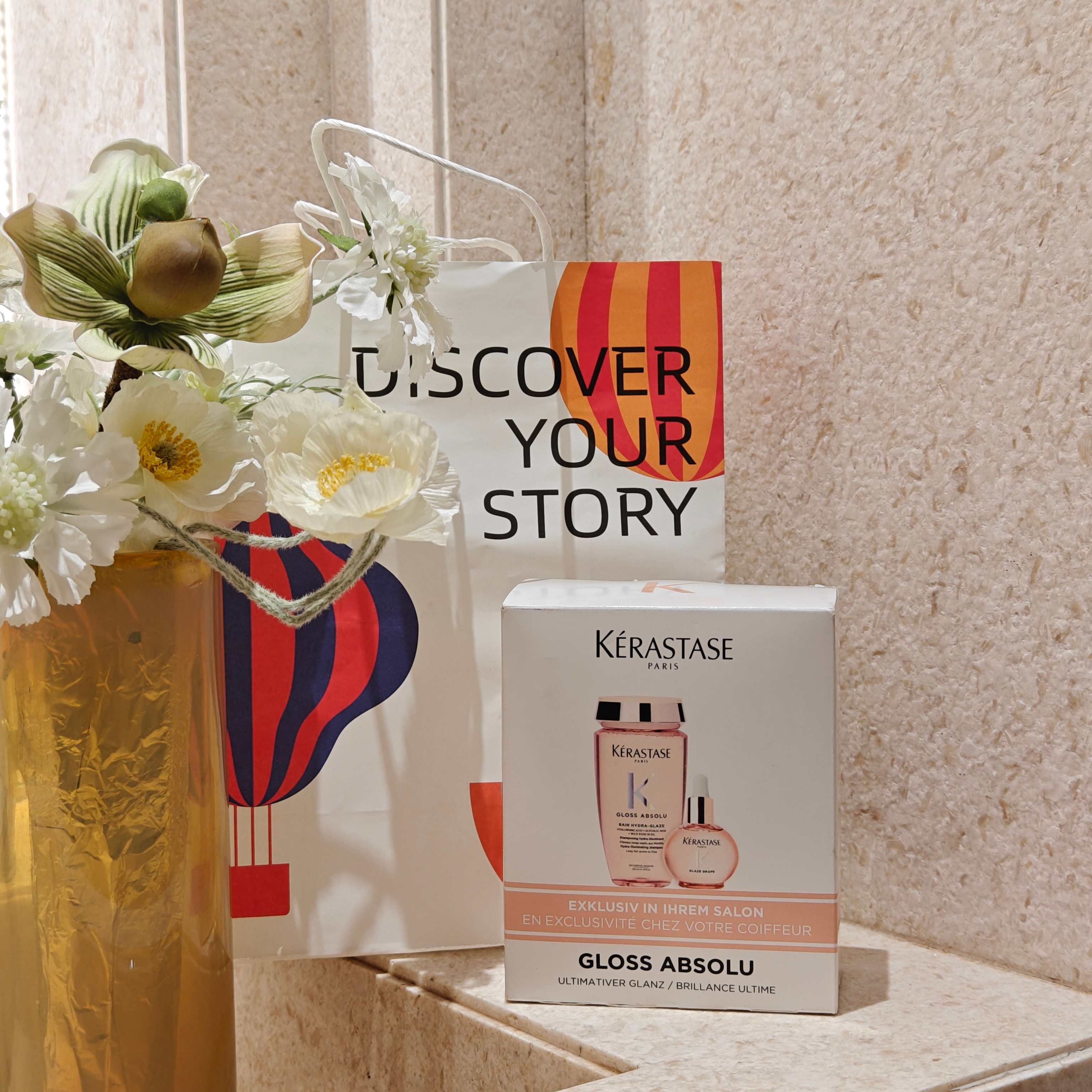 NO:811243,Kérastase Rose Series two-piece set. Roses kiss the hair gently, and the water light spreads through the hair tips. Kérastase Glaze Set uses soft gel and clear essential oil to create a gentle encounter between hair and light. Toiletries19860909卡诗玫瑰系列两件套 玫瑰轻吻发丝,水光漫过发梢 卡诗釉光套盒,以柔润凝露与清透精油 织就一场发丝与光的温柔邂逅,洗护用品,accessory