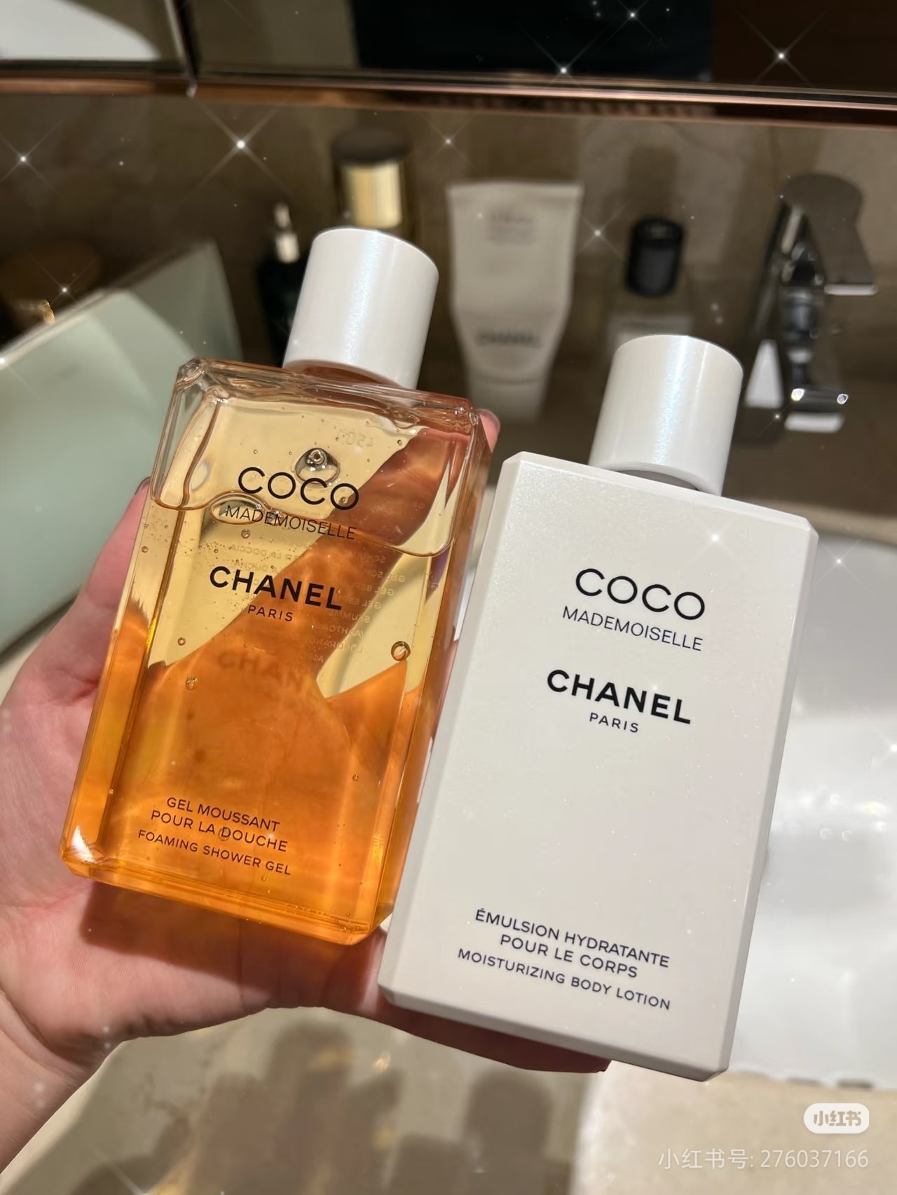 NO:811757,Who understands?  I wiped them and my colleagues called me out!  I really don’t wear perfume. I wear it. Recently, I replaced my winter body care with these. My colleague couldn’t help but ask me what perfume I was wearing. I even waved my hand and said no. She said I was scheming!  Thank you!  btw, its taste and feel are really amazing. The floral fragrance and sweet fruity fragrance are blended so harmoniously that I can’t put it down!  It is basically absorbed after applying it on the body and wiped into the hair. The moisturizing effect is also good. The smell is strong just after spraying, but it is just right before going to bed. However, I personally like the smell when I wake up. It is faintly visible. I can lie down and smell it for 3 minutes., toiletries19860909谁懂？擦了它们被同事直呼心机！我真的没喷香水 我都服了 最近把冬天的身体洗护换成了它们 同事就忍不住问我喷的什么香水 我连摆手说没有 她说我心机！谢谢了！ btw它的味道和使用感是真一绝 脂粉花香和清甜果香混合的超融洽 爱不释手！ 涂在身上基本擦完头发就吸收掉了 保湿效果也不错 味道刚喷上比较重 但是睡觉前就刚刚好 不过私心最喜欢起床的味道 若隐若现 我能躺着闻3分钟.,洗护用品,accessory