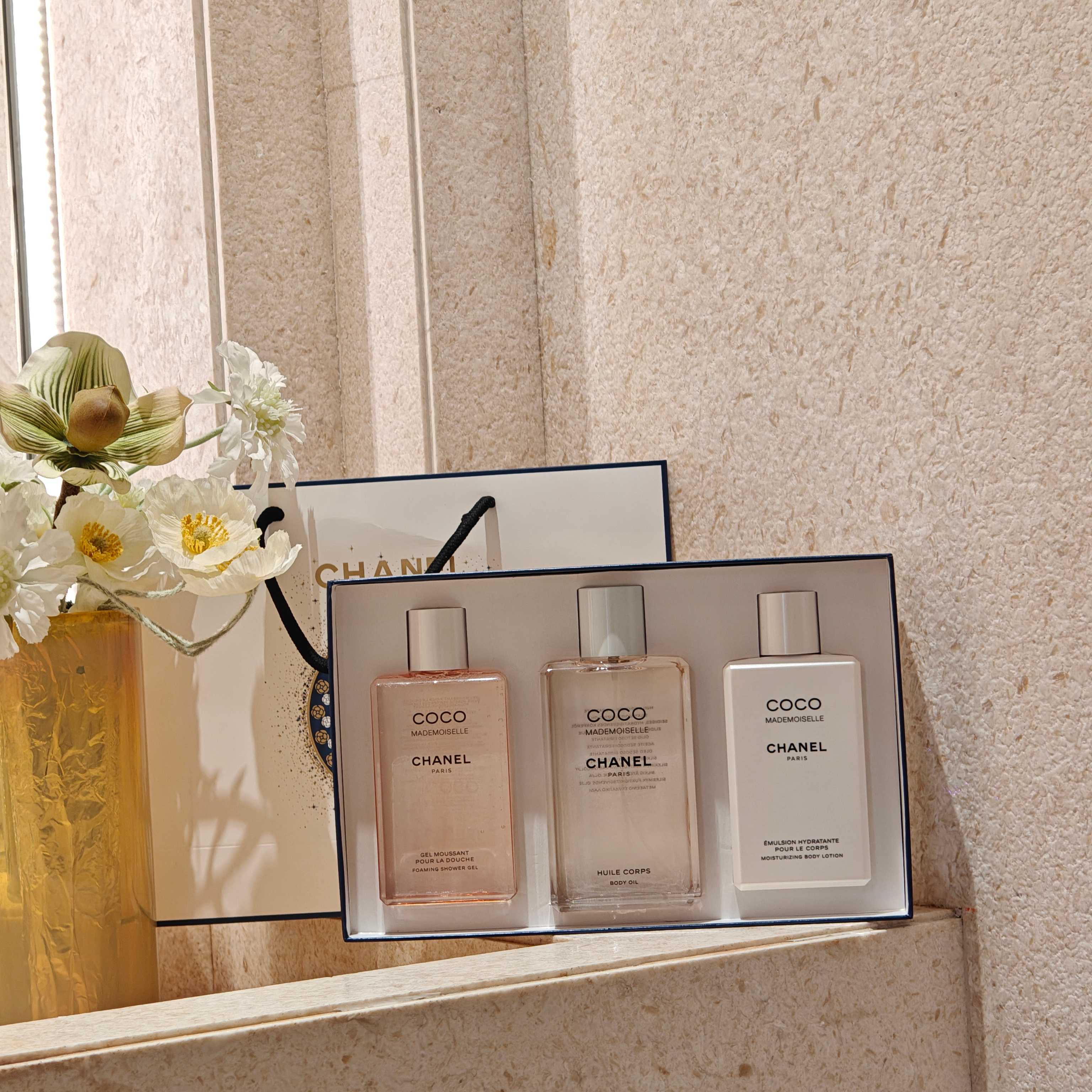 NO:811734,Chanel Coco Mademoiselle three-piece body care set creates a complete fragrance care process for you, from cleansing to nourishing. - The dense foam of the shower gel gently cleanses the skin while leaving a fragrance for the skin; - The body oil is light and easy to absorb, moisturizing and brightening, allowing the fragrance to stay on the skin for a longer time; - The body lotion locks in moisture for a long time, improves dryness and flaking, and maintains the soft texture of the skin.  Use the three together, the fragrance is progressive and long-lasting, and at the same time it provides all-round moisturizing and nourishing to the skin. It is both practical and ritualistic for daily care or gift giving. Toiletries, chanel19860909香奈儿可可小姐身体护理三件套,为你打造从清洁到滋养的完整香氛护理流程.  - 沐浴露绵密泡沫温和清洁,同时为肌肤打底留香； - 身体油轻薄易吸收,保湿提亮,让香气更持久锁在肌肤上； - 身体乳长效锁水,改善干燥起皮,维持肌肤柔润质感.  三者搭配使用,香气层层递进、持久不散,同时为肌肤提供全方位保湿滋养,日常护理或送礼都兼具实用性与仪式感,洗护用品,chanel,accessory