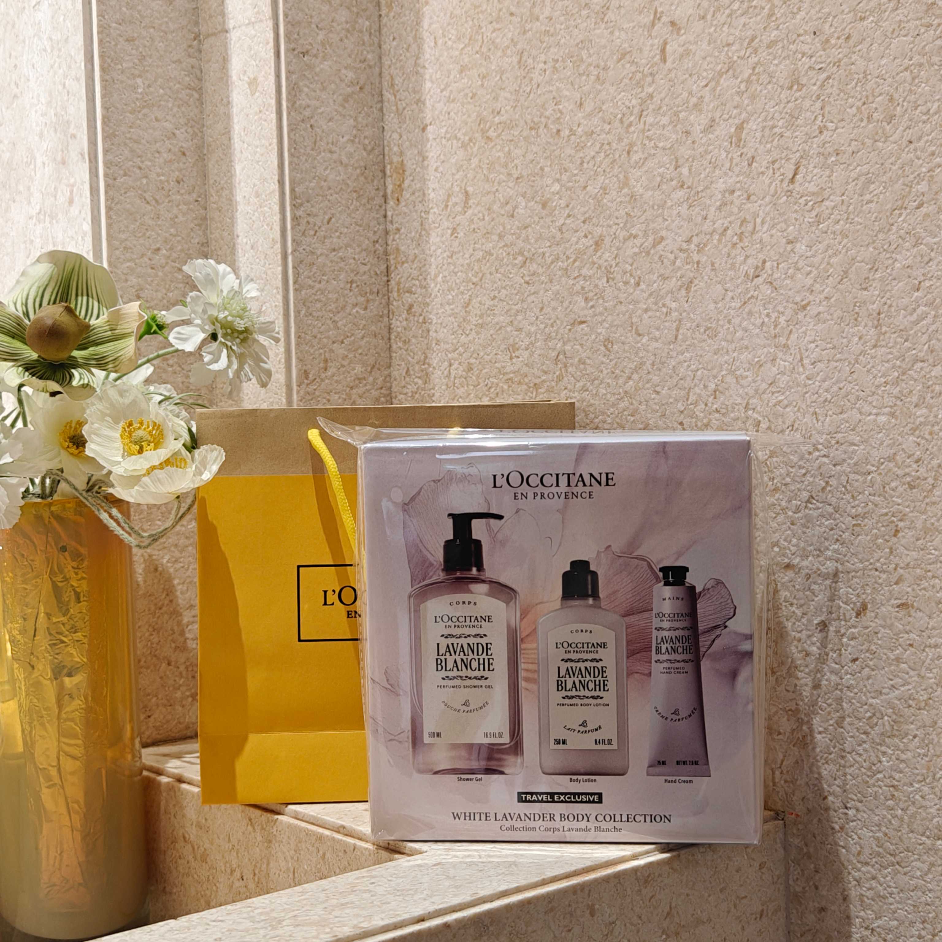NO:811702,The white lavender of Provence meets the ingenuity of L'Occitane, resulting in this healing three-piece care set. With the pure white lavender fragrance as its soul, it creates a complete healing ritual for skin and emotions from cleansing to nourishing.  The transparent shower gel turns into dense foam in the water, and the refreshing floral fragrance is mixed with a light herbal scent, which gently wraps the skin and washes away fatigue; the soft body lotion is light and silky in texture and melts on the skin, locking moisture and fragrance into the texture, leaving a soft touch and a lasting gentle aftertaste; the small hand cream smoothes dry fingertips, keeping hands delicate at all times, and carries a light elegance in every move.  The cool and relaxing white lavender fragrance is like bringing the breeze of Provence into the bathroom. It soothes anxiety and brings total relief between every application and rinse. Whether it is to please yourself daily or as a 520 gift to your lover, the tenderness hidden in the details can convey just the right preference and romance. Toiletries19860909普罗旺斯的白薰衣草遇上欧舒丹的匠心,便酿成了这套治愈感拉满的洗护三件套.它以纯净的白薰衣草香调为灵魂,从清洁到滋养,为肌肤与情绪打造一场完整的疗愈仪式.  透明的沐浴露在水流中化作绵密泡沫,清冽的花香混着淡淡的草本气息,温柔裹住肌肤,洗去一身疲惫；柔润的身体乳质地轻薄丝滑,触肤即融,将水分与香气一同锁进肌理,留下软嫩触感与持久的温柔余韵；小巧的护手霜则抚平指尖干燥,让双手时刻保持细腻,举手投足间都带着淡淡的优雅气息.  清冷又松弛的白薰衣草香,像把普罗旺斯的微风搬进浴室,在每一次涂抹与冲洗间,抚平焦虑,带来全身心的舒缓.无论是日常取悦自己,还是作为520礼物赠予爱人,这份藏在细节里的温柔,都能传递恰到好处的偏爱与浪漫.,洗护用品,accessory